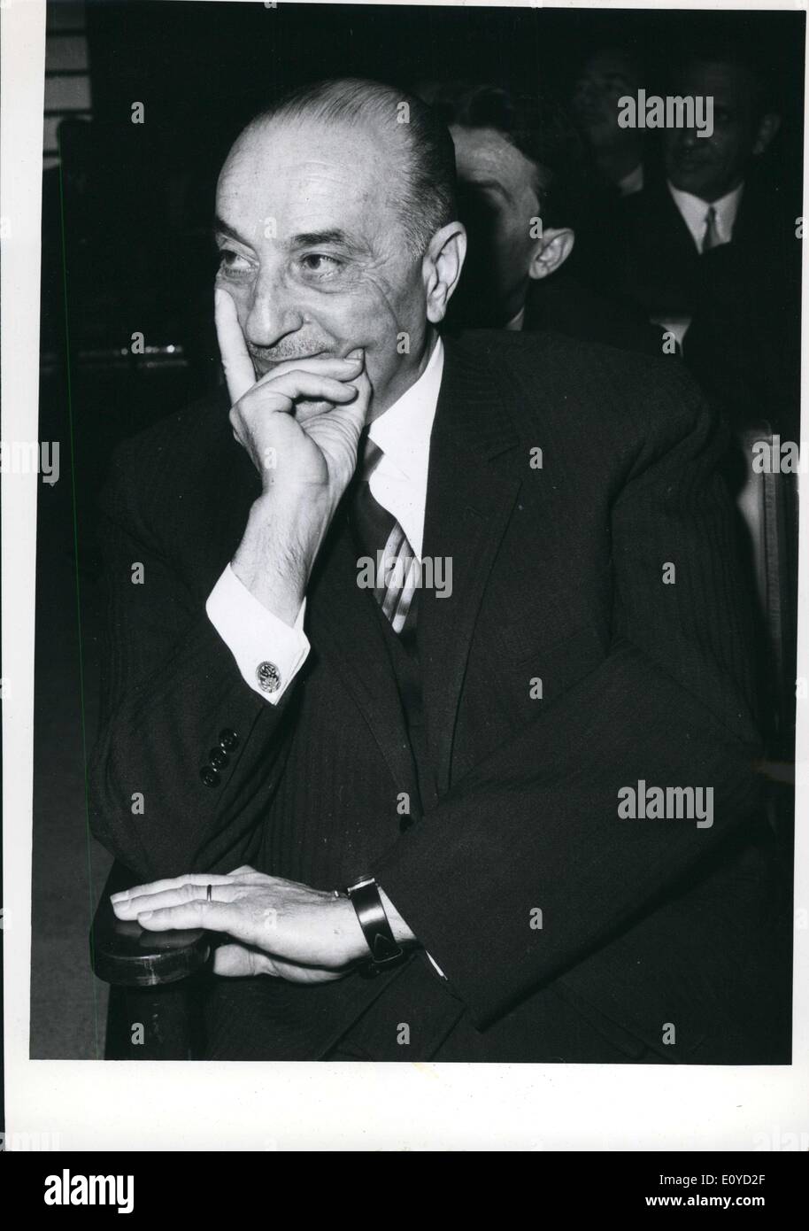 Nov. 22, 1969 - Giordania il Premier il sig. Bahjat Talhouoni rispondendo ai deputati con possibile indirizzo dopo che ha vinto un voto di fiducia per il Premier del gabinetto, sulla base del discorso pronunciato dal trono, che è stato considerato come la politica del governo di dichiarazione. Foto Stock