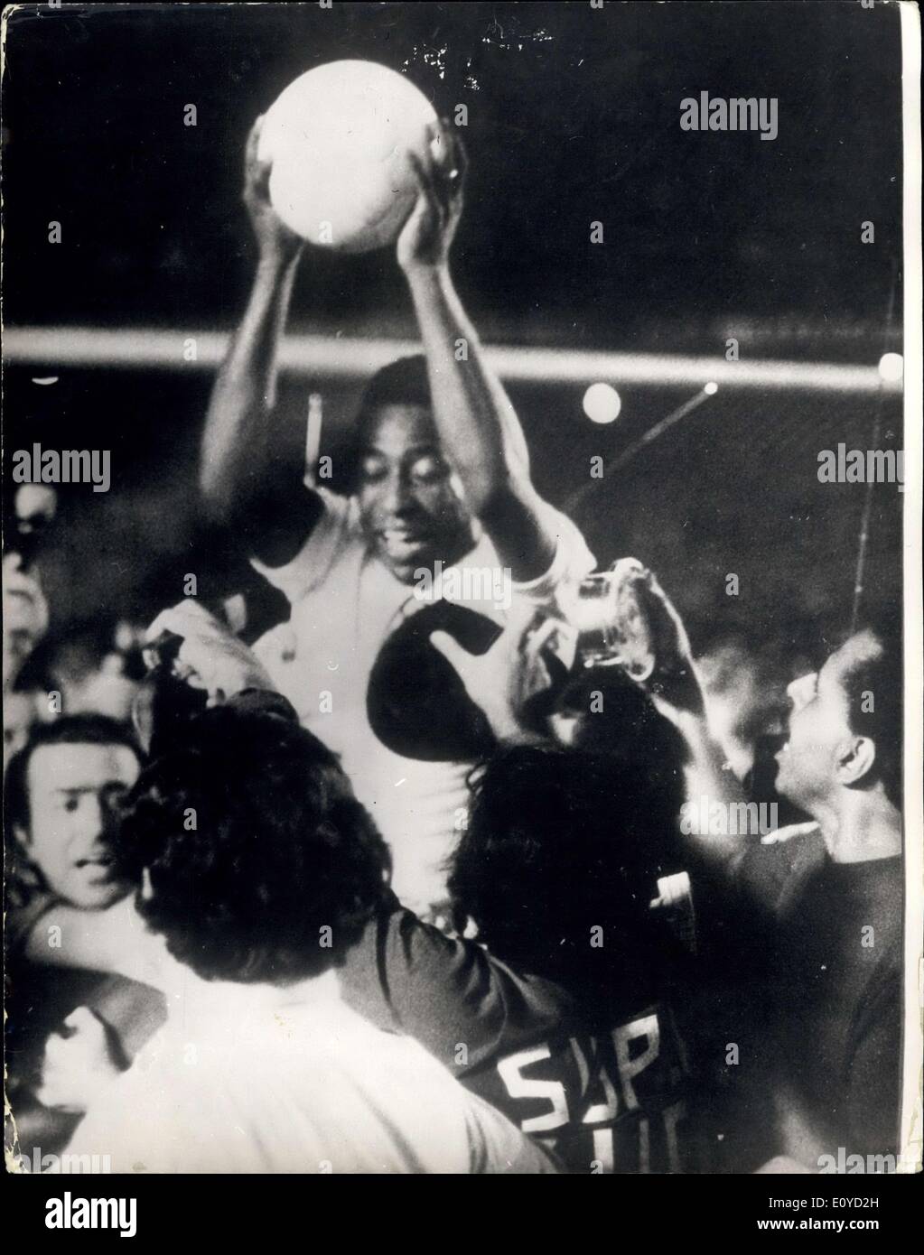 Nov. 24, 1969 - Pele spartiti il suo millesimo obiettivo.: Pele, l'idolo del calcio brasiliano, ha segnato il suo millesimo obiettivo, Mercoledì 19 Novembre e centinaia di fans swarned su per il passo al Maracana Stadium di Rio de Janeiro. L'arbitro ha fermato il gioco mentre Pele nome reale Edson Arantes do Nascimento - è stata portata a spalla da ventilatori adorante. Il millesimo goal segnato da una pena che ha dato di Pele team, Santos, vittoria per 2-1 oltre il lato domestico, Vasco de Gama. La foto mostra la scena come Pelé è portato in spalla dopo aver segnato il suo millesimo obiettivo. Foto Stock