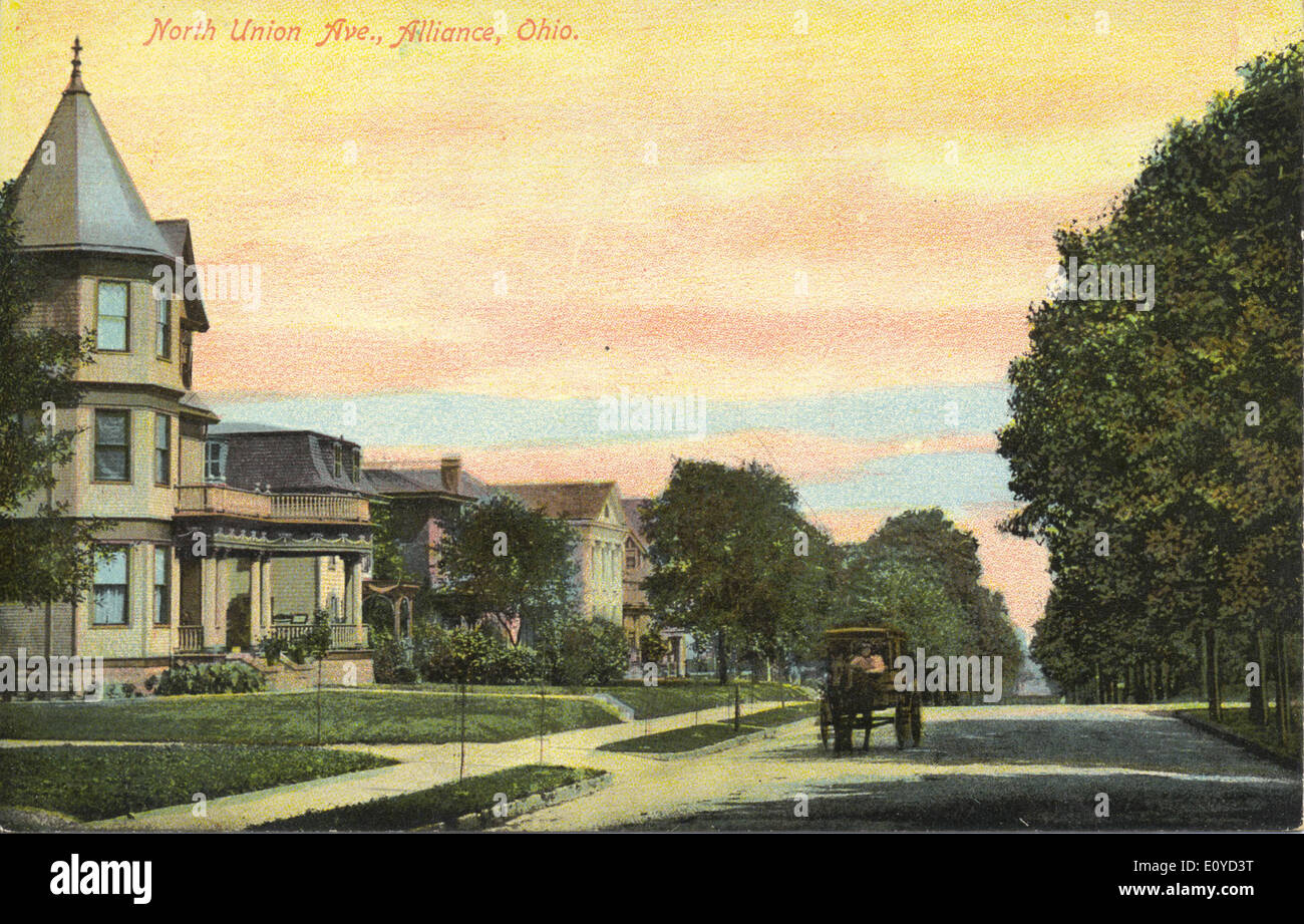 Questa cartolina storica della collezione Bowden raffigura carrozze e pullman su North Union Ave ad Alliance, Ohio. L'immagine cattura un momento della vita quotidiana e dei trasporti nelle strade residenziali durante i primi anni del XX secolo. Foto Stock