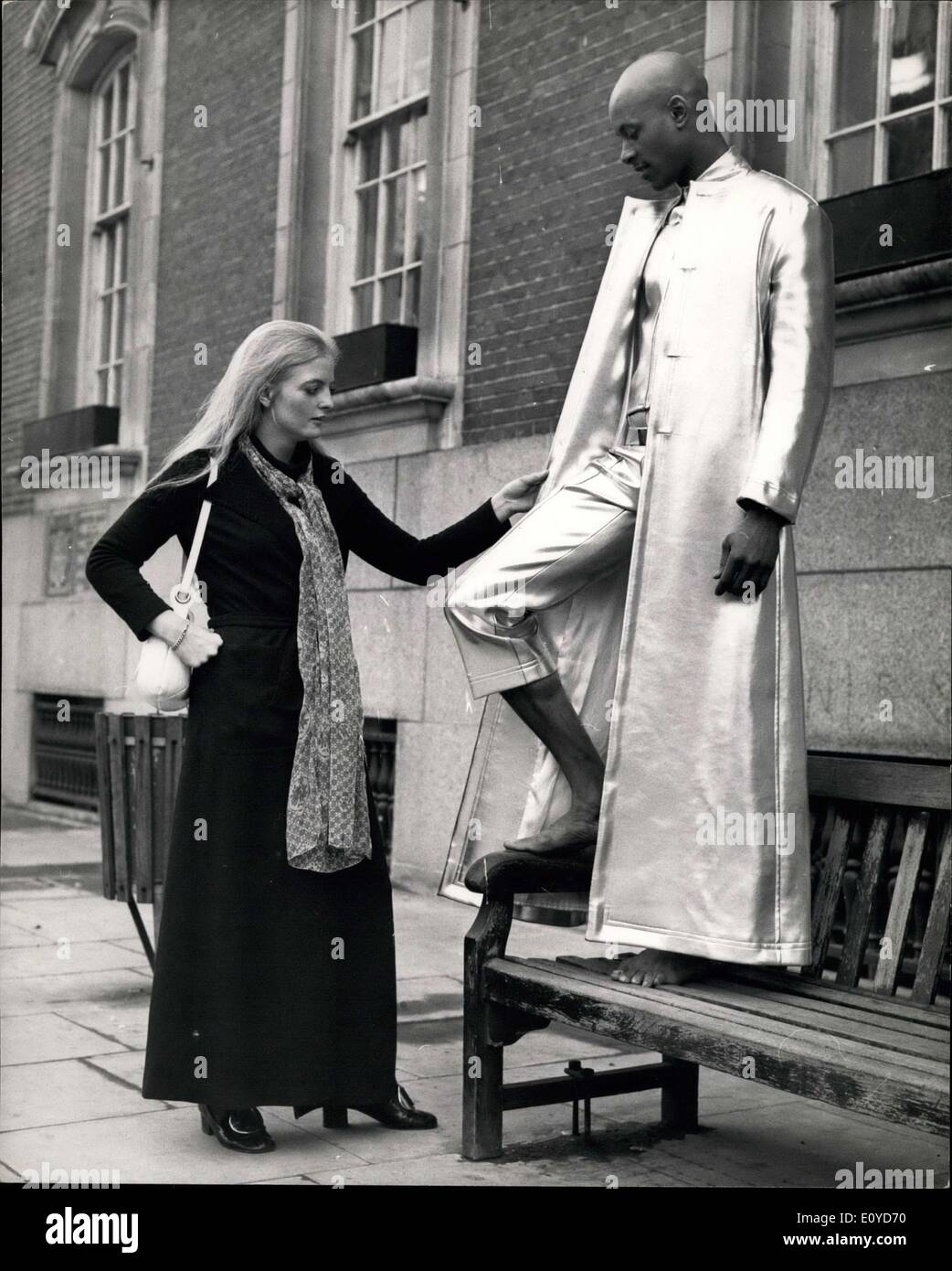 Dic. 10, 1969 - Lepra lancia Mode per il 70's stasera Blackboys il modello di agenzia e molte delle attrazioni di Londra del top designer di moda sono combinati in modo da presentare una moda spettacolare. Lo scopo della mostra è quello di raccogliere fondi per Lepra, il British lebbra sollievo associazione che lavora throughtou Commonwealth curare molti del mondo 20 milioni di malati lebbra. Superiorea 400 ospiti che hanno pagato ?2.10.0 ciascuno, si guarda 28 modelli colorati - uomini e donne - dare un anteprima di moda per anni settanta, al Chelsea Town Hall Foto Stock