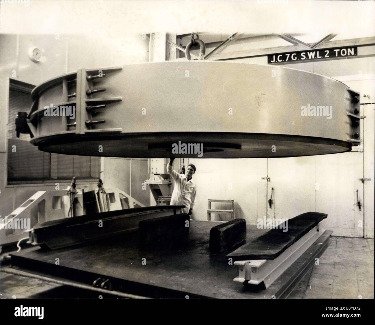 10 dicembre 1969 - 20 Ton Telescope Mirror del valore di un milione arriva tra lucidare a Newcastle : Il più grande pezzo di vetro mai importato nel Regno unito, un telescopio da 20 tonnellate, è arrivato alle opere di Grubb Parsons a Newcastle upon Tyne per un'operazione di levigatura e lucidatura di diciotto mesi. Il nuovo specchio da 155.5 pollici realizzato in vetro a espansione zero - materiale ceramico chiamato Cervit' sviluppato da Owens Illinois U.S.A. è stato fuso a Toledo, Ohio, nell'aprile di quest'anno Foto Stock