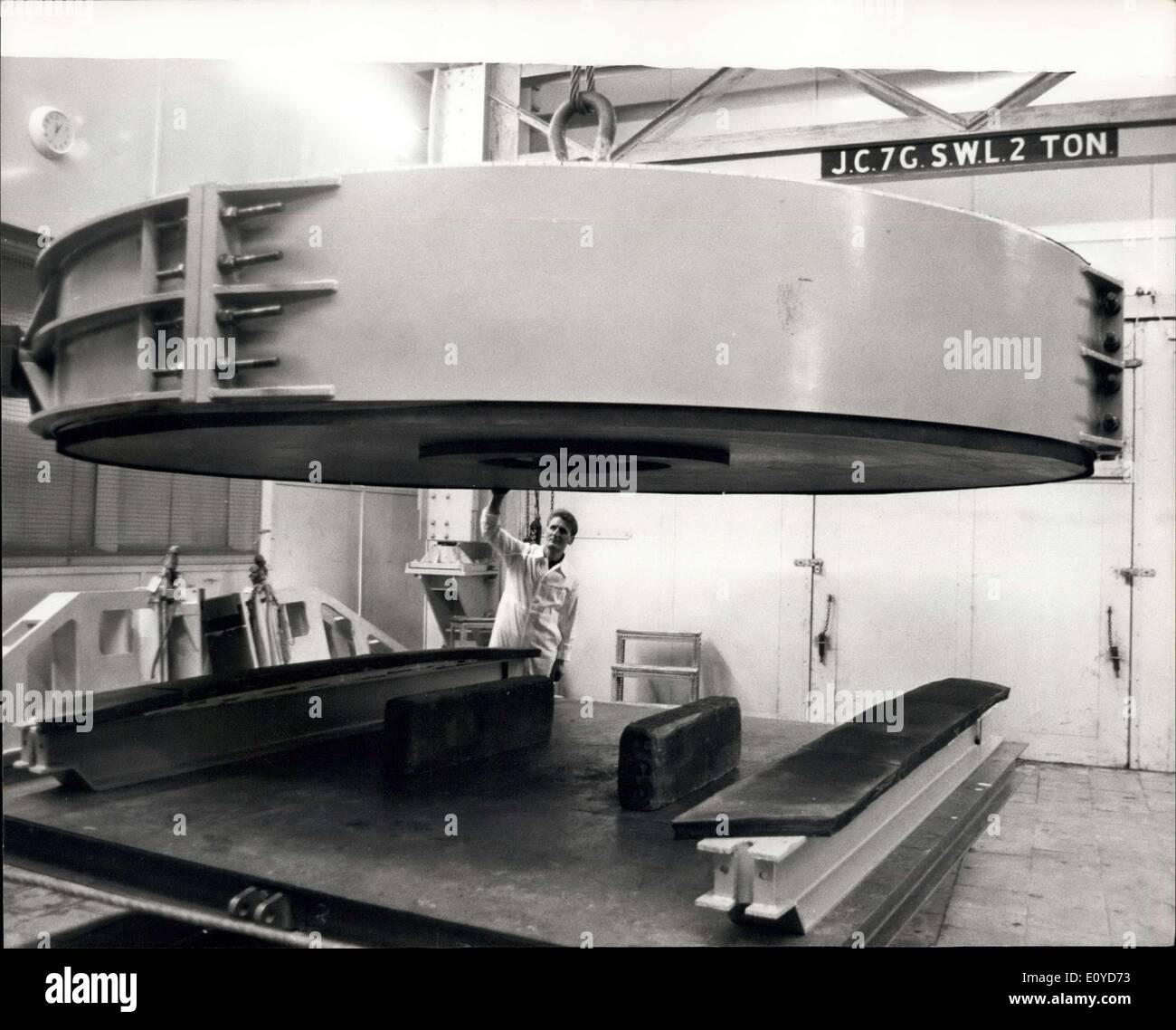 10 dicembre 1969 - 20 Ton Telescope Mirror del valore di un milione arriva per la lucidatura a Newcastle: Il più grande pezzo di vetro mai importato nel Regno Unito, uno specchio telescopico da 20 tonnellate, è arrivato alla Grubb Parsone Works di Newcastle upon Tyne per un'operazione di levigatura e lucidatura di diciotto mesi. Il nuovo specchio da 155.5 pollici realizzato in vetro-ceramica a espansione zero chiamato ''CER Vit'' sviluppato da Owens Illinois U.S.A. è stato fuso a Toledo, Ohio, nell'aprile di quest'anno Foto Stock