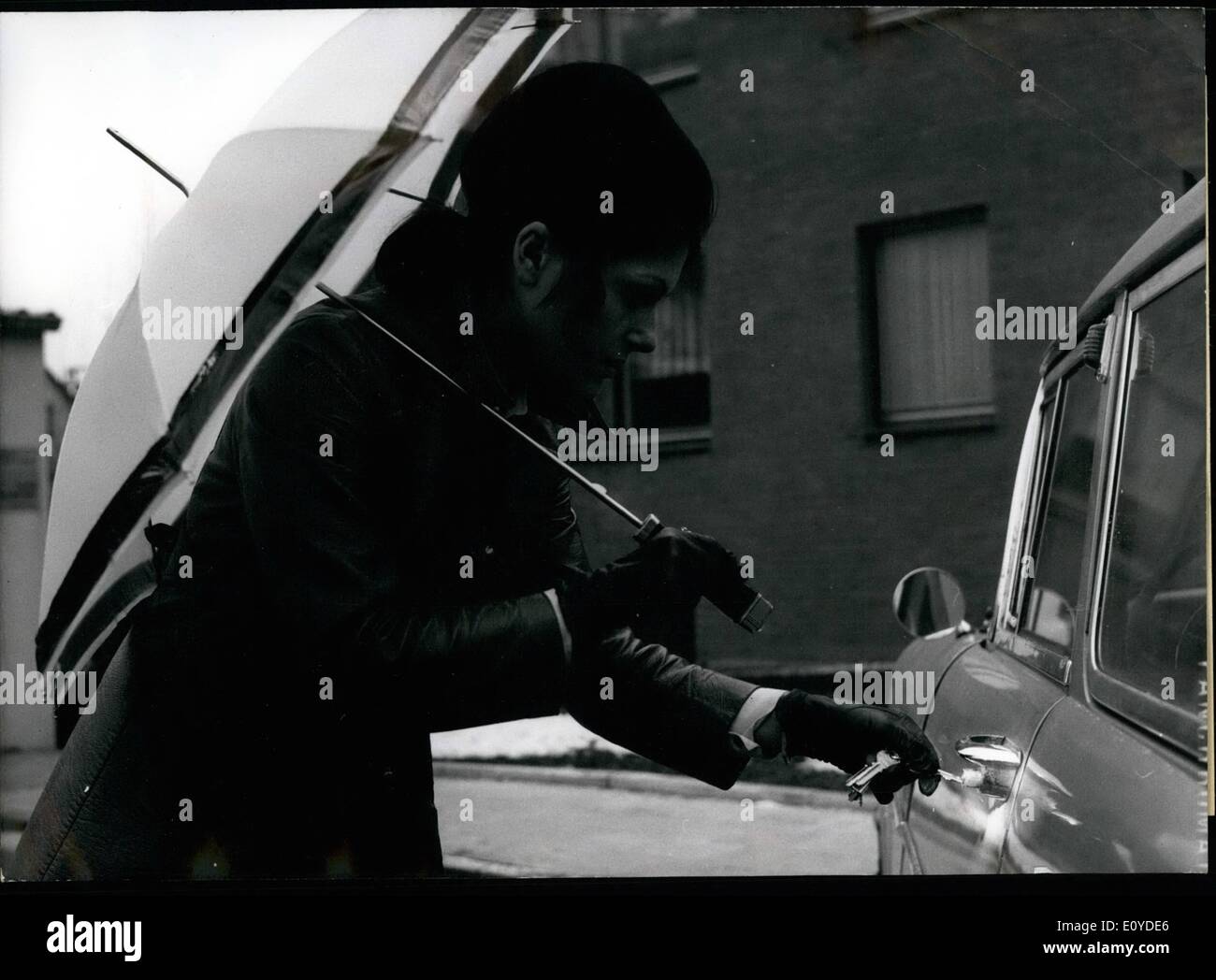 Il 12 Dic. 1969 - un ''spot luminosi'' per la moda di pioggia... è questa pioggia in nylon rifugio con una luce incorporata. Si tratta di un prodotto di Aachen Ombrello Fashion Designer Brauer. Vi è una lampada tascabile nella presa che ha un posto per batterie sostituibili; così puoi trovare il tuo modo di stuzzicare Foto Stock