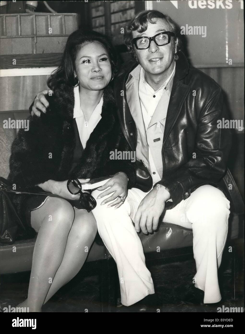 Il 12 Dic. 1969 - attore Michael Caine e il suo costante ragazza filippina-amico disattivato per il Messico: attore Michael Caine e Minda Feliciano, Foto Stock