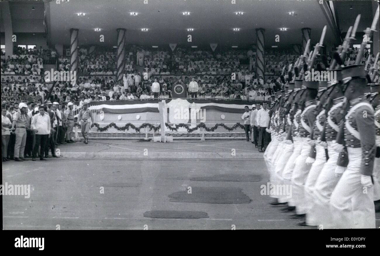 Il 12 Dic. 1969 - Manila, Filippine-- Presidente Ferdinando E. Marcos (sinistra del podio) e vice-presidente Fernando Lopez (diritto di podio) durante la sfilata a cerimonie di inaugurazione dic. 30, 1969. La polizia antisommossa con caschi mantenuta folle torna in uno dei più strettamente sorvegliata apparizioni pubbliche del presidente. Foto Stock