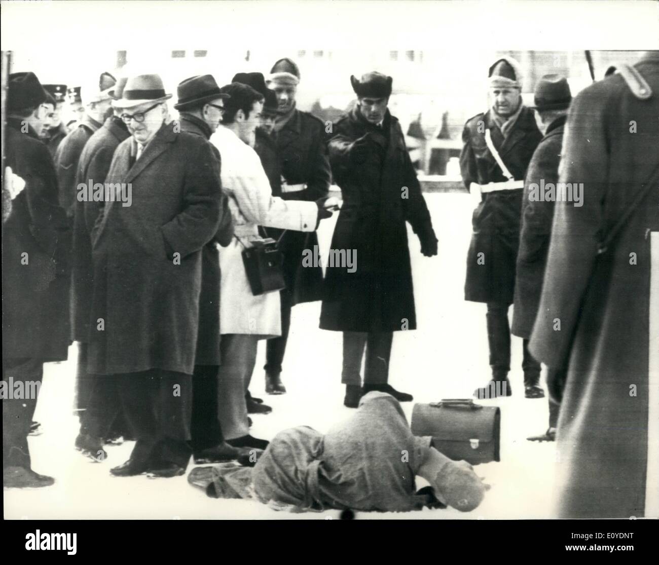 Il 12 Dic. 1969 - ''El Al'' - prova: ricostruzione del tentativo: Foto mostra un Swiss Air DC-8 ha segnato il ''El Al'' - macchina che è stato assalito il Fen Swiss ricostruire araba su attacco aereo israeliano: durante la prova dei terroristi arabi accusati dell'attentato contro il El-Al 'aereo all'aeroporto di Zurigo in febbraio la polizia ha messo in scena una ricostruzione del crimine all'aeroporto di Zurigo. La versione di prova che ho tenuto a Winterthur. Il popolo israeliano accusato, Rachamin, è mostrato nelle foto che mostra il suo avvocato, il dott. Meissner, proprio adesso ha girato uno degli attentati Foto Stock