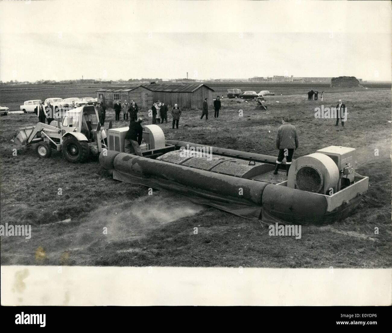 Il 12 Dic. 1969 - HOVERPLATFORM DIMOSTRATO ALL'AEROPORTO DI LONDRA: un dimostrato di un Hoverplatform come un possibile mezzo di movimentazione aeromobili disabili e per altri usi airport, è stata messa in scena a Heathrow questa mattina dal cuscino d'aria attrezzature, Ltd, Southampton, in cooperazione con gli aeroporti britannici autorità e la B.O.A.C. Il Hoverplatform dimostrato è di 30 piedi di lunghezza e si compone di una struttura in acciaio intorno al quale è montata una flessibile mantello segmentata. La potenza di sollevamento è essere ventilatori centrifughi azionati da due 95 b.h.p. motori a benzina. Modelli di produzione saranno alimentate a gasolio Foto Stock
