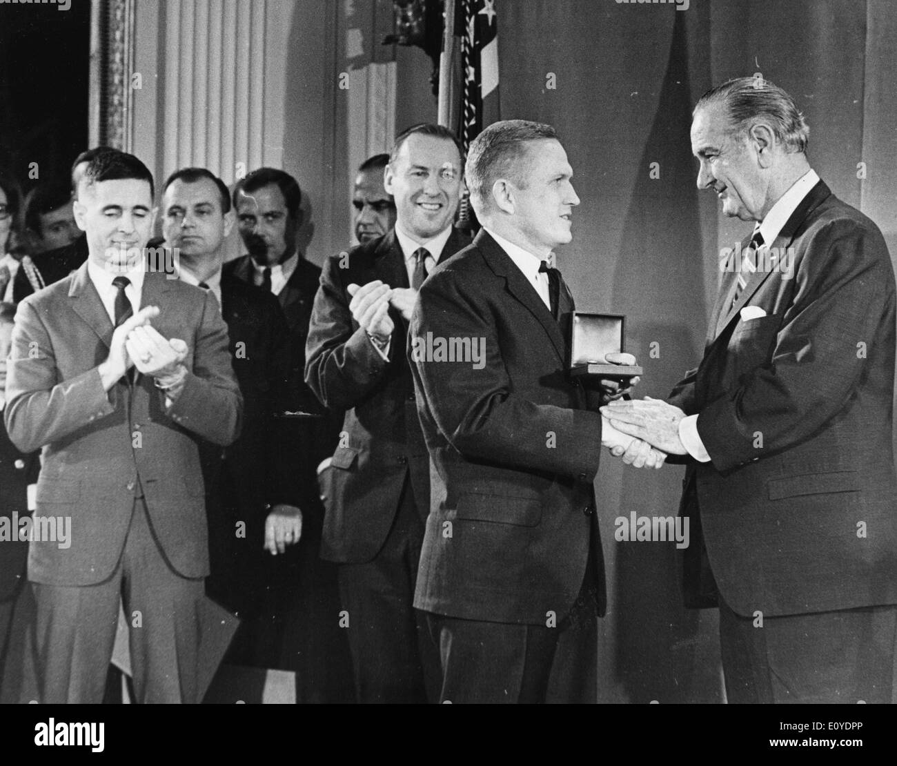 Dic. 13, 1969 - Washington, Distretto di Columbia, Stati Uniti - LYNDON Baines Johnson (27 agosto 1908 - 22 gennaio 1973) a cui spesso viene fatto riferimento come LBJ, fu il trentaseiesimo Presidente degli Stati Uniti (1963-1999) dopo il suo servizio come la trentasettesima Vice Presidente degli Stati Uniti (1961-1963). Nella foto: Apollo 8 NASA a casa bianca Col. Anders e il cap. Lovell. Foto Stock
