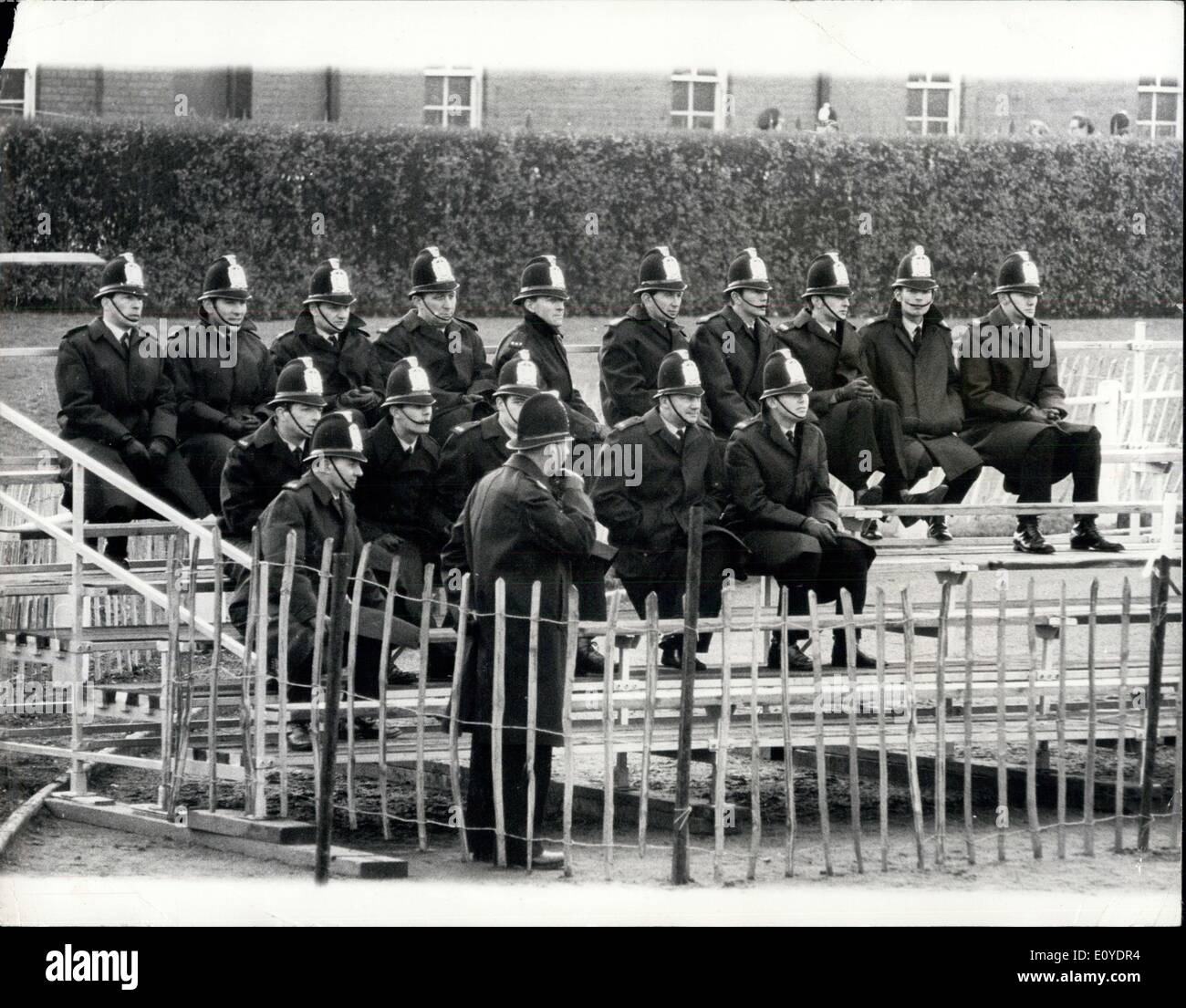 Dic. 17, 1969 - polizia hanno il tempo di guardare la partita Springboks. Sei anti-aprtheid manifestanti, tra cui una ragazza di 22, arrestato il Springboks v servizi combinati partita di rugby quando correvano su per il passo ad Aldershot ieri dopo la cifratura su due appositi recinti. Hanno provato a lanciare volantini a Sudafricani battere i servizi combinati 14-7. La foto mostra: la polizia ha avuto il tempo di guardare la Springbok la partita che i dimostranti non è riuscito a mar a Aldershot ieri. Foto Stock
