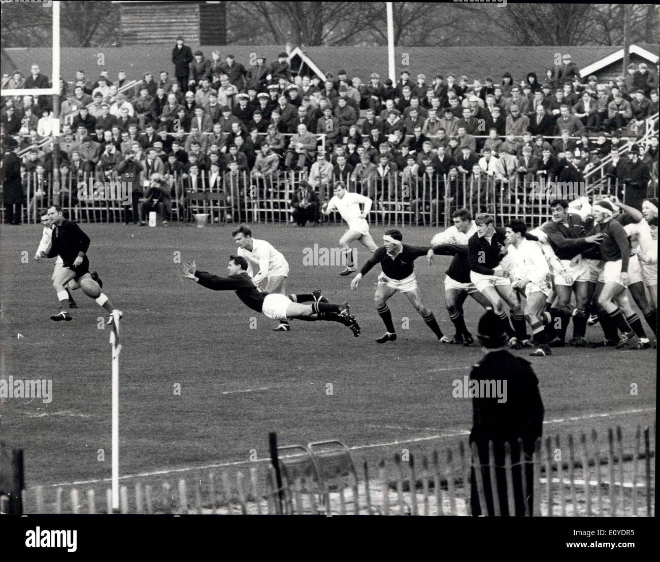 Dic. 17, 1969 - i dimostranti non riescono a Mar Springboks corrispondono.: Sei anti-apatheid manifestanti, tra cui una ragazza di 22, arrestato il Springboks v servizi combinati partita di rugby quando correvano su per il passo ad Aldershot ieri dopo la cifratura su due appositi recinti. Hanno provato a lanciare volantini a Sud Africani. La polizia li portarono via. Il Sud Africa ha battuto il combina servizi 14-7. Mostra fotografica di incidente durante il Springboks (scuro camicie) v. Servizi combinati partita di rugby, che i dimostranti non è riuscito a mar a Aldershot ieri. Foto Stock