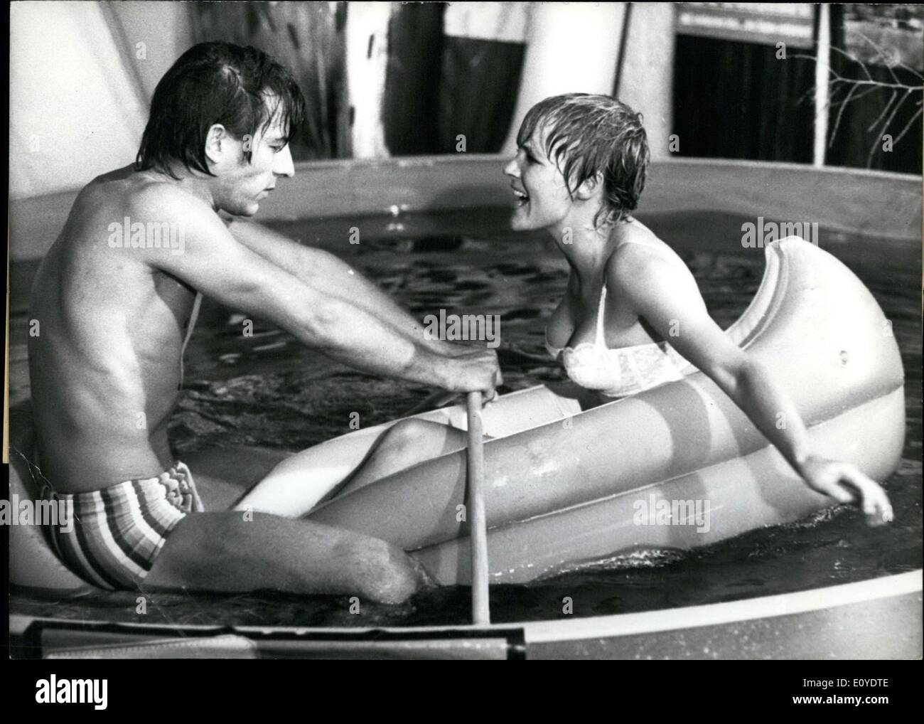 Dic. 30, 1969 - Werner Enke e Gila von Weitershausen sono qui ritratti nel loro nuovo film ''Nicht fummeln, Liebling'' (Non Fumble cari). Essi sono diretti da delle fuoriuscite di maggio. Le anteprime di film a Monaco di Baviera a metà gennaio. Foto Stock