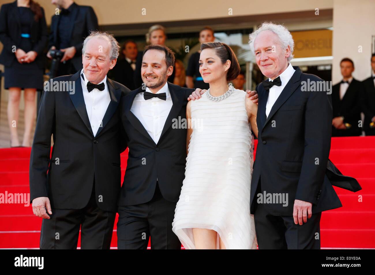 Cannes, Ca, Francia. Il 20 maggio 2014. Fabrizio Rongione, Marion Cotillard e direttore Jean-Pierre Dardenne.Deux Jours, Une Nuit premiere.Cannes Film Festival 2014.Cannes, Francia.Maggio 20, 2014. Credito: Roger Harvey/Globe foto/ZUMAPRESS.com/Alamy Live News Foto Stock