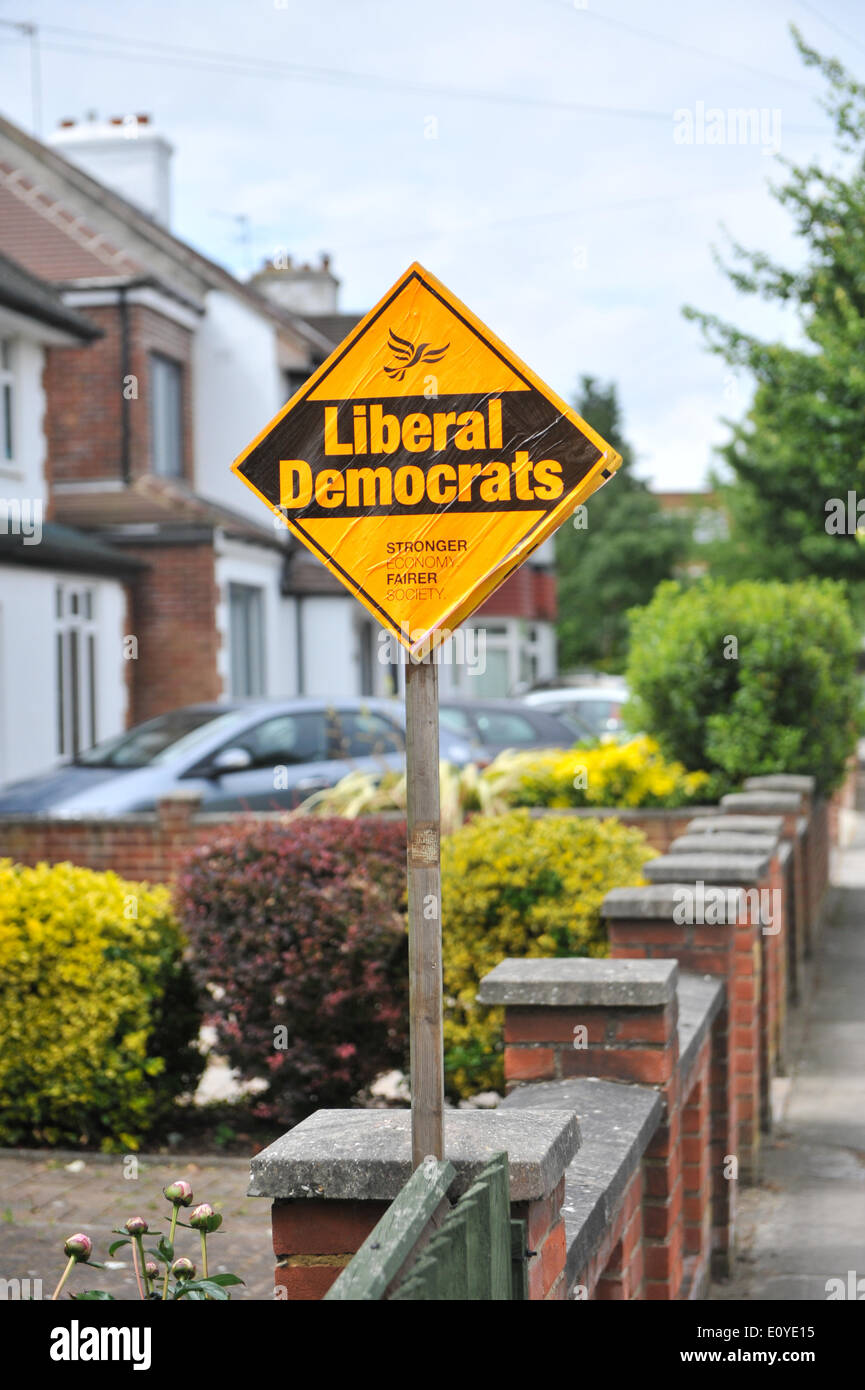 Twickenham, Londra, Regno Unito. Il 20 maggio 2014. I liberali democratici sostenitori banner case esterno a Twickenham. Credito: Matteo Chattle/Alamy Live News Foto Stock