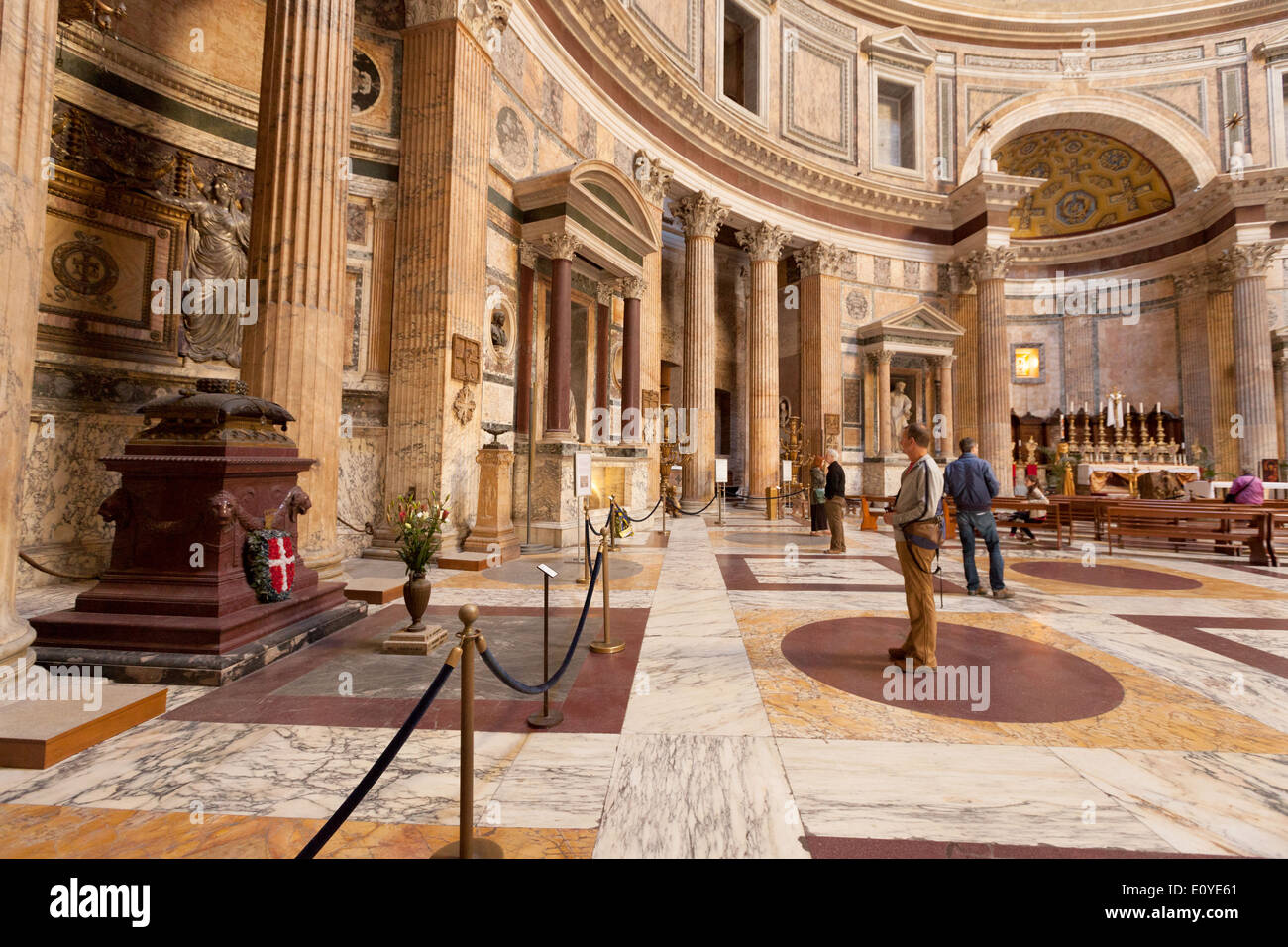I turisti a l'interno del Pantheon a Roma Italia Europa Foto Stock