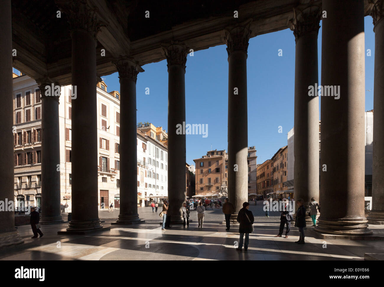 Guardando fuori dal Pantheon, attraverso le colonne, verso la Piazza della Rotonda, Roma Italia Europa Foto Stock