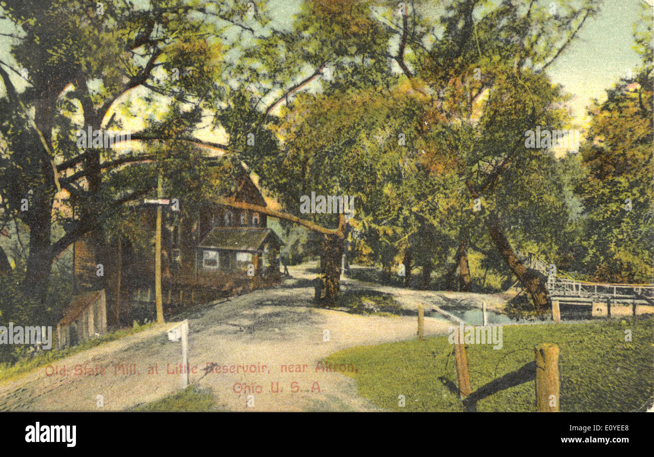 Questa immagine storica mostra l'Old State Mill a Little Reservoir Mills ad Akron, Ohio. Parte della collezione di cartoline Bowden, la fotografia cattura il paesaggio rurale e la struttura dei mulini che era centrale nella storia industriale dell'Ohio. Foto Stock