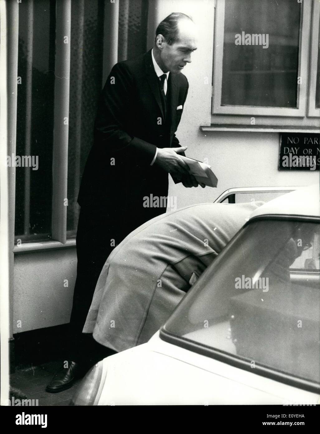 Gen 01, 1970 - Gruppo Captain Cheshire lascia per Aeroporto: Gruppo capitano Leonard Cheshire, VC, lasciato questo pomeriggio per Aeroporto di Londra. Egli aveva fissato un termine per questo pomeriggio in un rilievo privato airlift per salvare gli affamati Biafrans. ''Se non viene raggiunto un accordo tra il governo di quattro ore poi oggi abbiamo intenzione di volare.'', ha detto. ''Abbiamo circa 20 DC4s e DC6s e Super costellazioni in piedi vicino a Libreville, in Gabon, e all'isola di Sac Tome, e abbiamo un team di pronto piloti di nazionalità mista pronto a volare a loro. Io fly me, se necessario Foto Stock