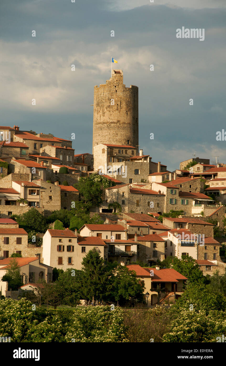 Antico borgo fortificato di Montpeyroux, Puy de Dome, Auvergne, in Francia, in Europa con Foto Stock