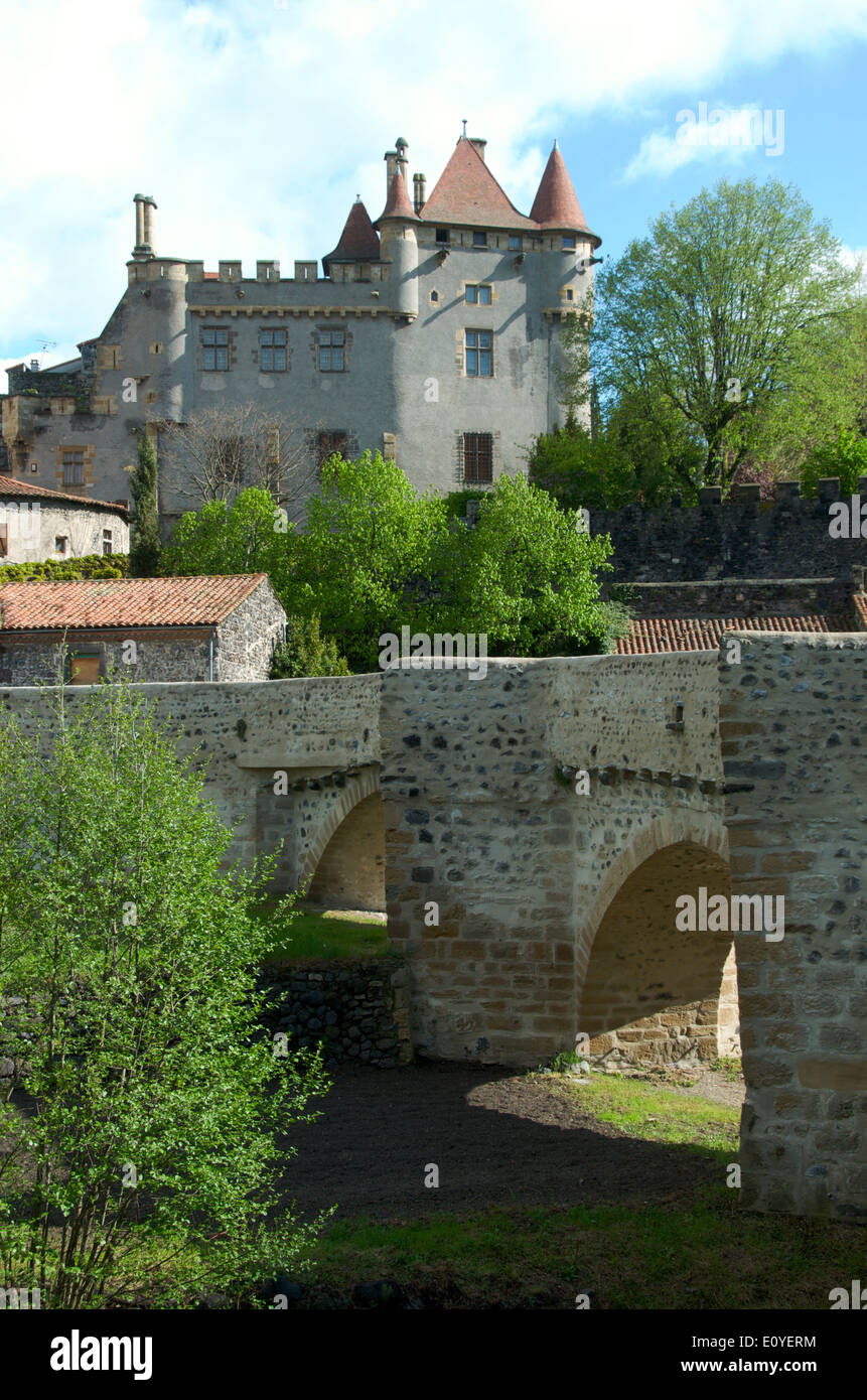Ponte Vecchio e il castello di Saint-Amand-Tallende, Puy de Dome, Auvergne, Francia Foto Stock
