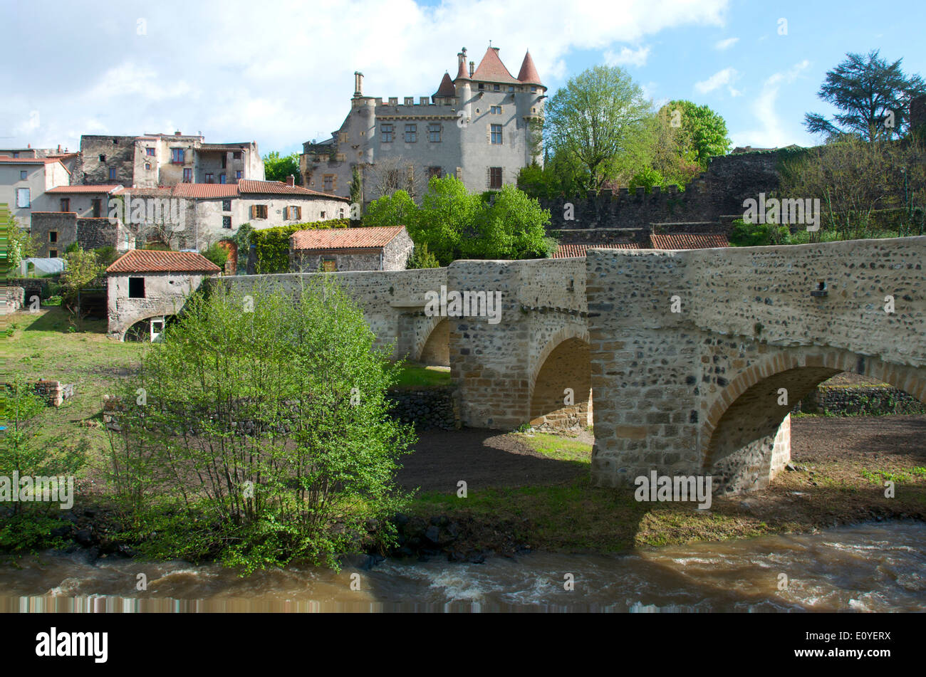 Saint-Amant-Tallende borgo e castello, Puy de Dome, Auvergne, Francia Foto Stock