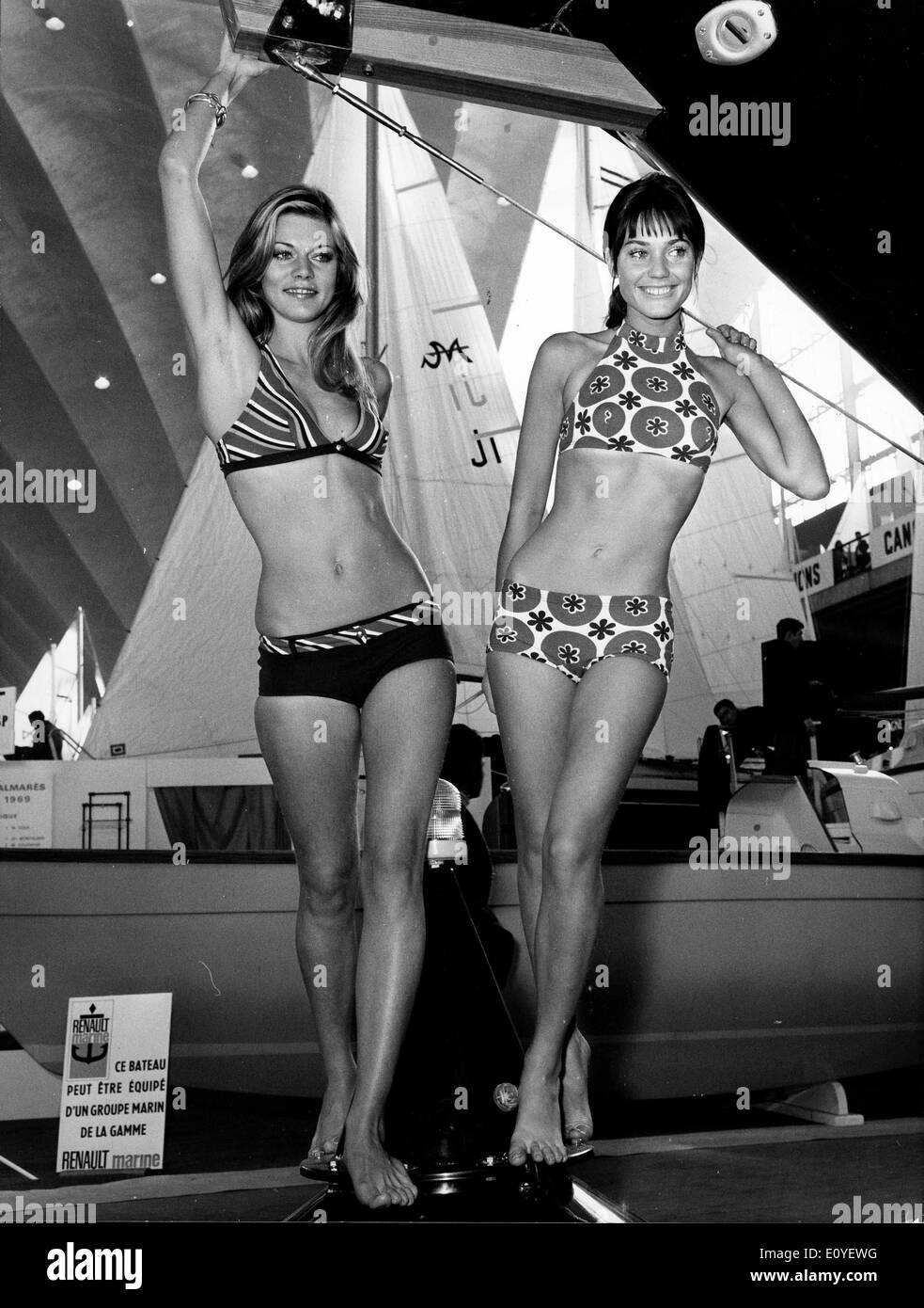 Gen 01, 1970 - Londra, Inghilterra, Regno Unito - File foto circa sessanta-1970s. Le ragazze che posano in bikini in sfilate di moda, germogli e sulle spiagge di abbronzatura. Secondo la versione ufficiale, il bikini moderno è stato inventato da ingegnere francese Louis Rekard e fashion designer Jacques Heim a Parigi nel 1946 e ha introdotto il 5 luglio presso un fashion show a piscine Molitor a Parigi. È stata una string bikini con un g-string indietro Foto Stock