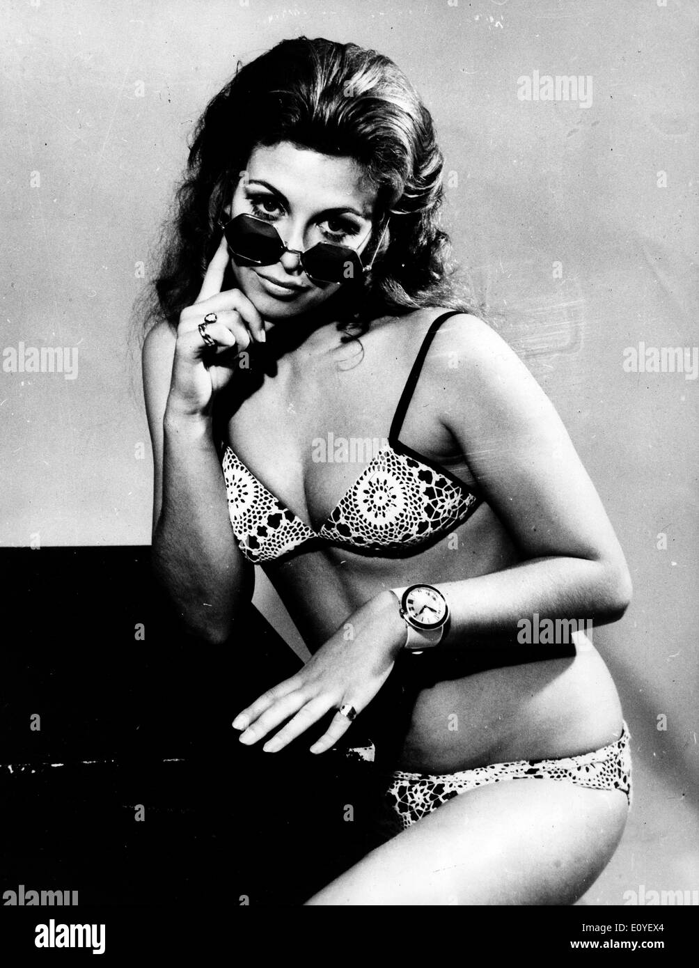 Gen 01, 1970 - Londra, Inghilterra, Regno Unito - File foto circa sessanta-1970s. Le ragazze che posano in bikini in sfilate di moda, germogli e sulle spiagge di abbronzatura. Secondo la versione ufficiale, il bikini moderno è stato inventato da ingegnere francese Louis Rekard e fashion designer Jacques Heim a Parigi nel 1946 e ha introdotto il 5 luglio presso un fashion show a piscine Molitor a Parigi. È stata una string bikini con un g-string indietro Foto Stock