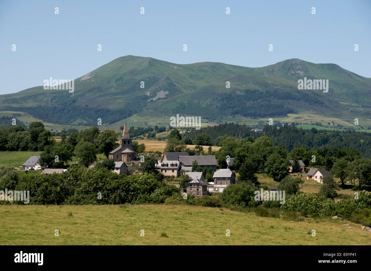 Saint - Victor-la-Riviere borgo sotto il Puy du Sancy mountain, Parco Naturale Regionale dei Vulcani della Auvergne, Francia Foto Stock