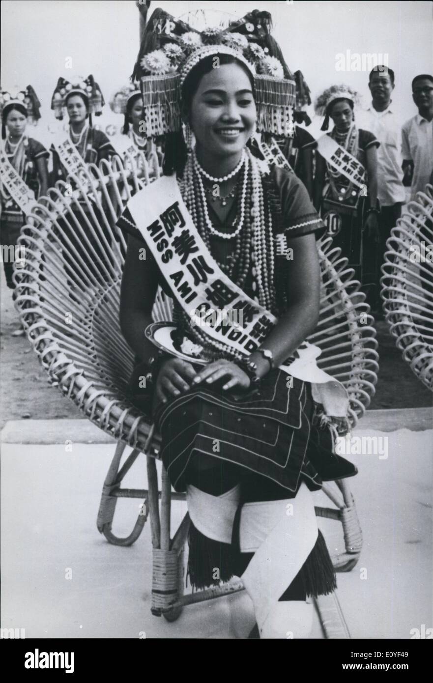 Il 1 gennaio, 1970 - aborigeni regina di bellezza.: l'Ami aborigeno tribù in Hulaien, orientale di Taiwan ha scelto piuttosto Shu Yueh-yuan come loro ''regina'', durante il loro festival di Bumoer raccolto. L'Ami hanno una popolazione di 70.000 e una storia di circa 700 anni. La foto mostra il Ami della tribù di frist beauty queen , Shu Yueh-yuen nel suo abito tribale. Foto Stock