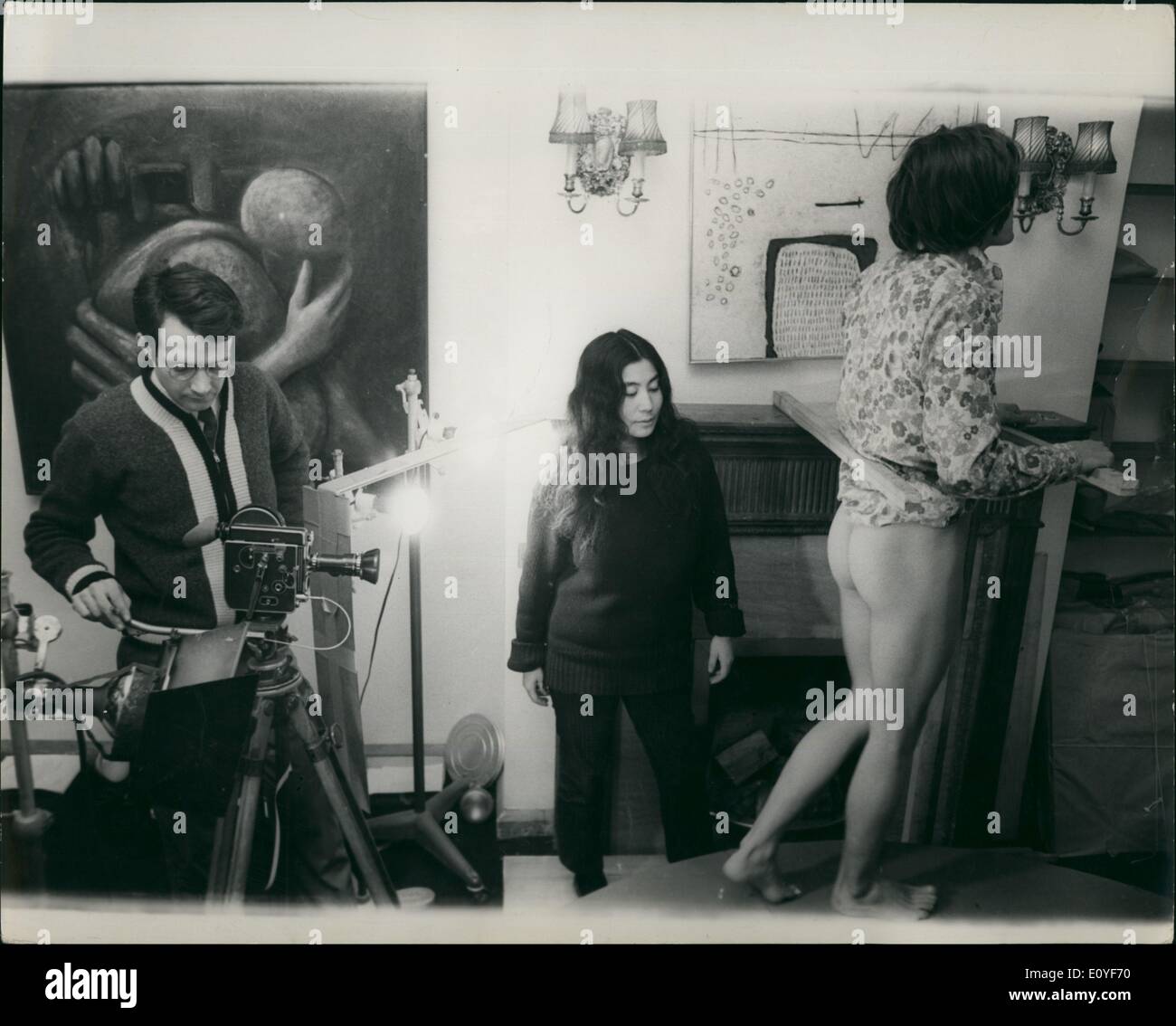 Il 1 gennaio, 1970 - vista su Londra posteriors : Bottoms Up può ben essere il grido in un flat off Park Lane a Londra dove la più recente rave è Foto Stock