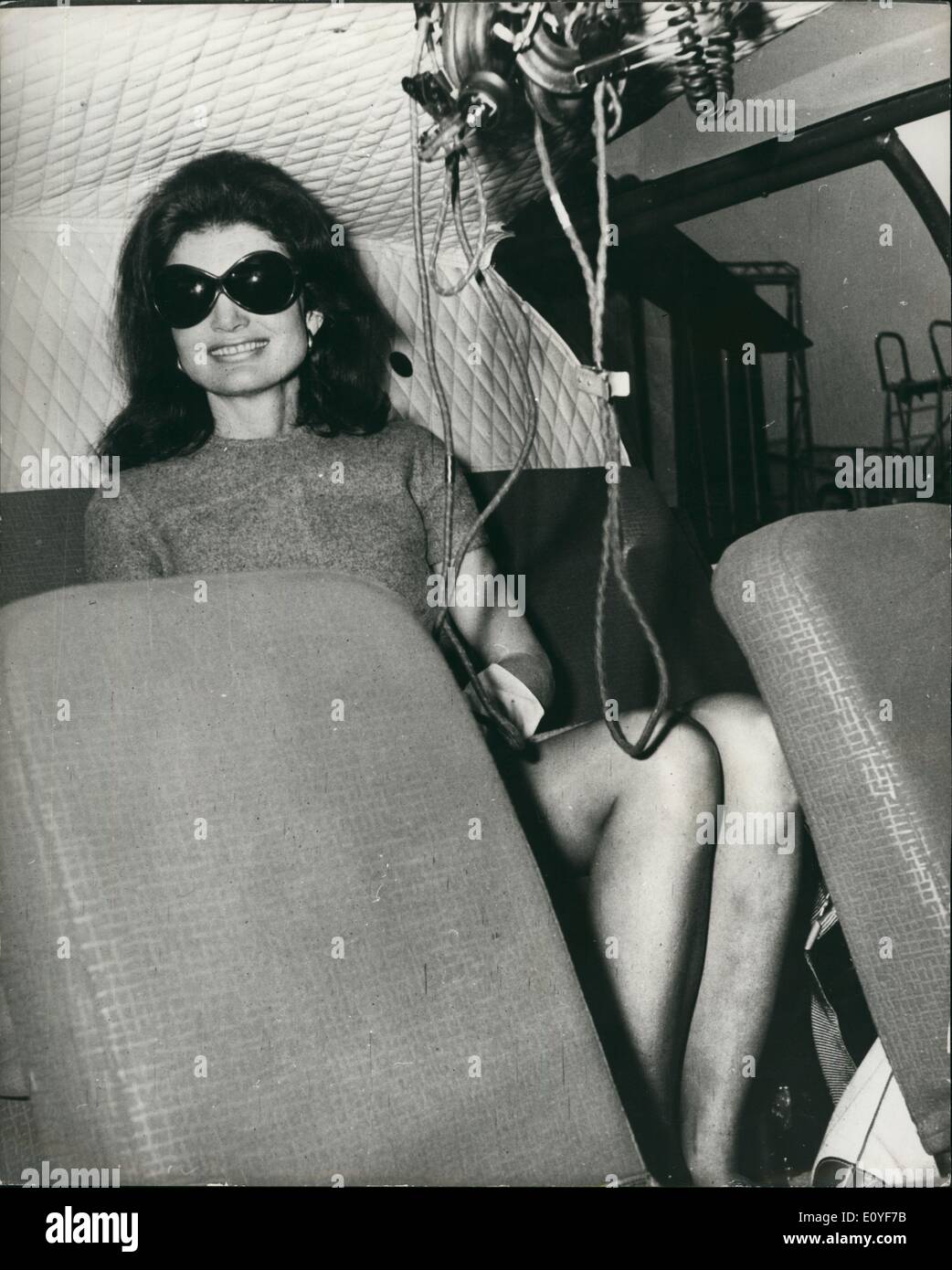 Il 1 gennaio, 1970 - Assenza di scarsità di combustibile per la Onassis: Se siete un milionario e proprio una compagnia aerea, mondo scarsità di combustibile non ha bisogno di preoccuparsi a tutti. Aristotele Onassis e la sua bella moglie, Jackie, sono in grado di scendere dal loro jet privato e trasferimento al loro elicotteri privati e di volare per la Onassis isola di Scorpios. Mostra fotografica di Jackie Onassis lato comodamente nel suo elicottero privato. Foto Stock