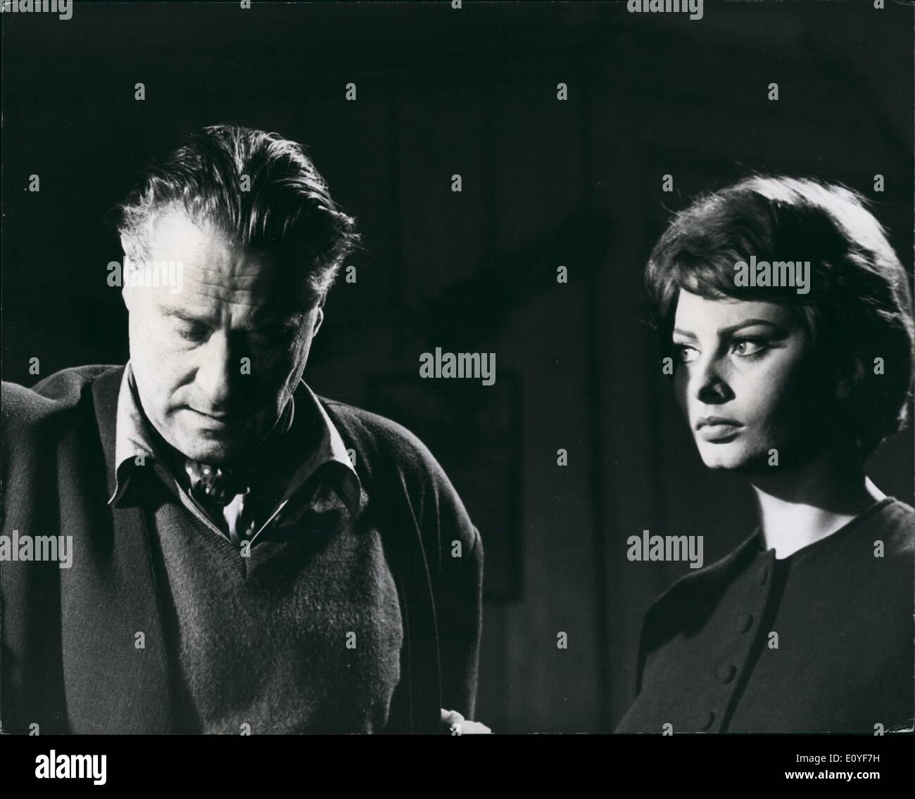 1 gennaio 1970 - Sophia Loren e Sir Carol Reed, produttore e direttore di ''The '' in cui sts con Willian Holden e Trevor Howard. Sophia Loren come ragazza straniera in Inghilterra in tempo di guerra : Aylesbury serve come location per il mercato di Wartime Haval Town: A Wet Yet Yet ancora guaint e storicamente interessante città mercato della contea di Aylesbury, Buckingham shire, è andato l'intero team di produzione cinematografica del regista Sir carol Reed e produttore - scrittore Carl Foreman, facendo ''la chiave''. Con loro è andato la stella principale del quadro - la bellezza italiana Sophia Loren Foto Stock