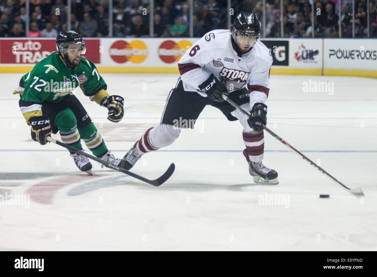 London, Ontario, Canada. 19 Maggio, 2014. Phil Baltisberger (6) della guelfa Storm protegge il puck e guarda per un pass mentre Pierre Maxime Poudrier (72) della Val d'Or Foreurs pressioni per lui il puck al 2014 Memorial Cup a Londra, Ontario, Canada, il 19 maggio 2014. La guelfa è andato a sbattere Val d'o da un punteggio di 6-3 per essere il solo team undeated nel torneo. Credito: Mark Spowart/Alamy Live News Foto Stock