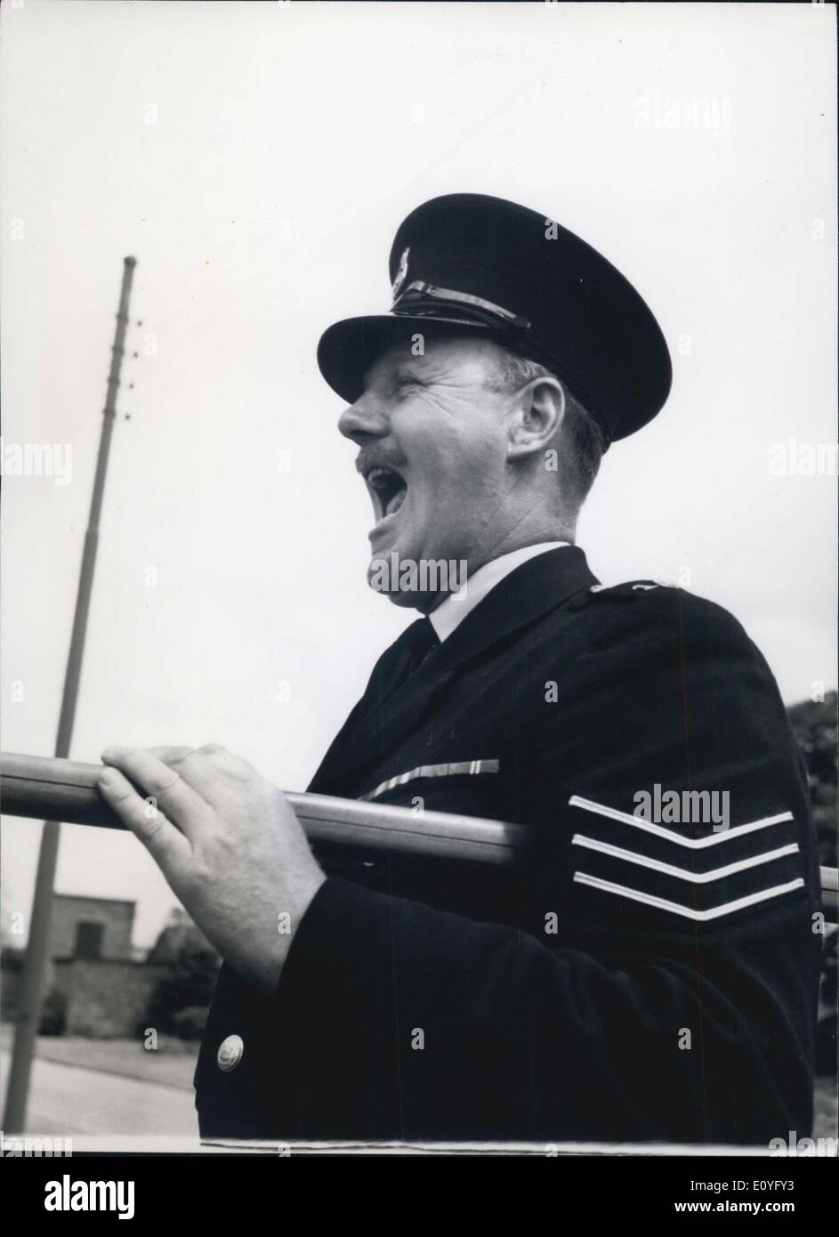 Il 1 gennaio, 1970 - La voce potente di praticare il sergente T.Rotherel del Coventry città polizia dirige il procedimento durante un drill muster di tutti i funzionari in corso. Foto Stock