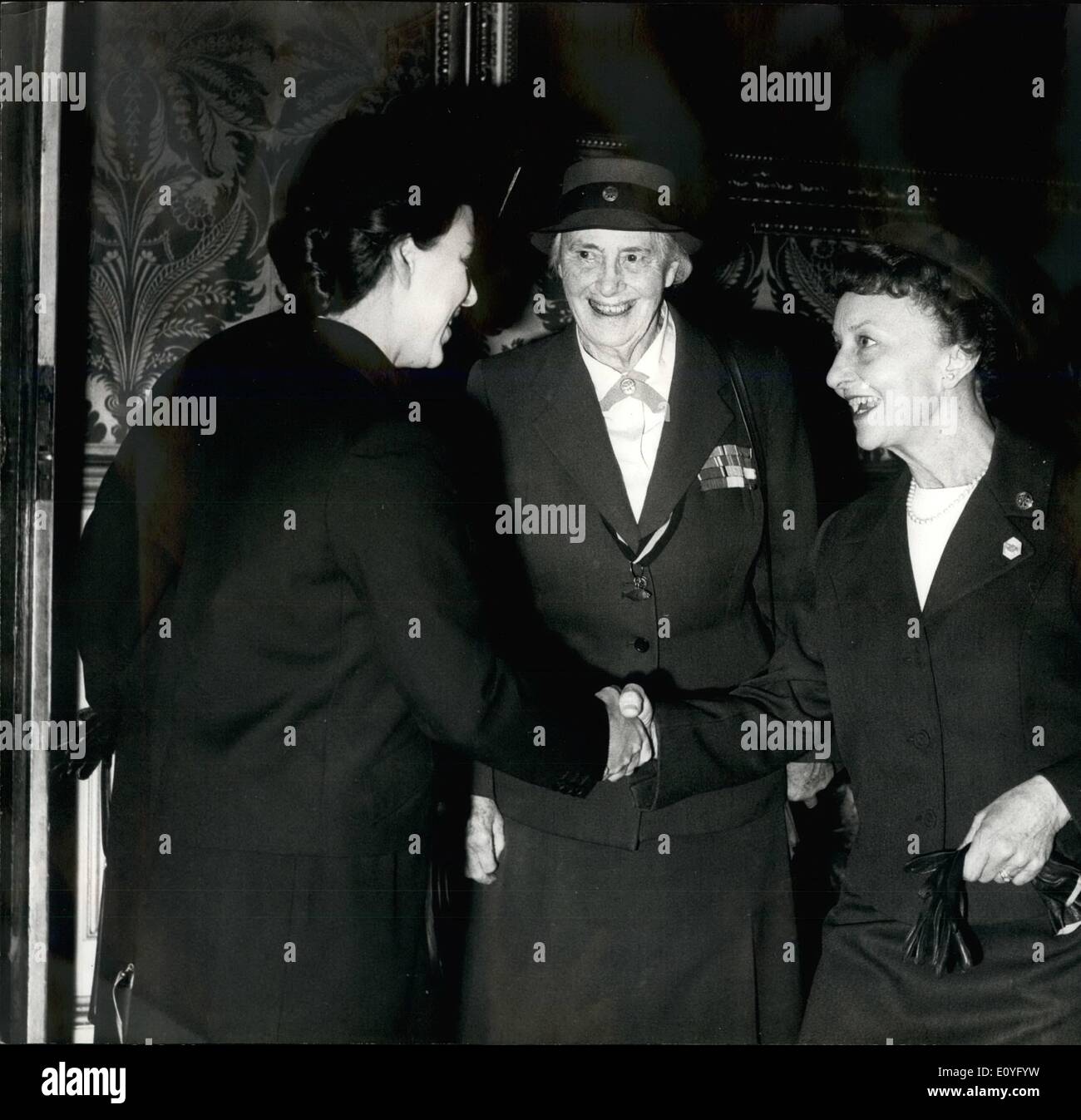 Apr. 04, 1970 - la principessa Margaret assiste DIAMOND GIUSTIFICARE A.G.M.della ragazza .WIDES. H.R.R.principessa Margaret il presidente dell'Girl Guides Association nel pomeriggio il Presidente al A.C.M. il Girl Guides Association presso il St James's Palace. Questo anno è il diamante dell Anno Giubilare per le guide che si sono formati nel 1910 Immagine mostra: OLAVE, LADY BADEN-POWELL (centro) introduce H.R.HPRINCESS MARGARET alla onorevole CHARLES U.CULIER il Presidente nazionale delle Ragazze Scout degli Stati Uniti e presidente del.la World Association of Girl Guides and Girl Scouts. Foto Stock