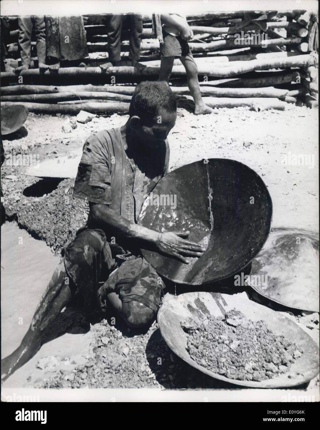 Il 1 gennaio, 1970 - Oro lavaggio in Cambogia: nativo il lavaggio la polvere d oro in padelle. Ognuno cerca di oro in Cambogia: In indocinese stato della Cambogia, a dispetto del vedere-sega situationsthat politico hanno sconvolto il paese dopo la guerra, gli abitanti di un villaggio di nativi raramente hanno perso il loro gusto per la caccia di oro. Nella foresta di villaggi, come Phnom Luong, quasi ogni uomo donna e bambino aiuta nella ricerca costante per la ricchezza di minerali, le persone nelle zone di piegatura indicate dal grillo villaggi e rivendicare il diritto, e scavare e scavare e lavare e lavare Foto Stock