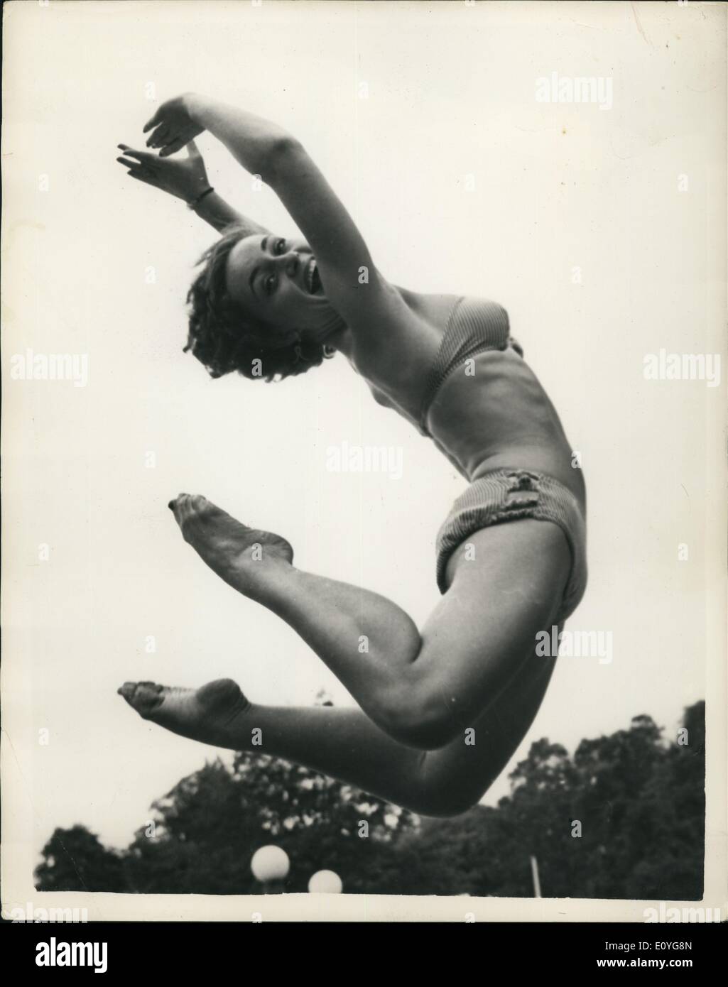 Il 1 gennaio, 1970 - L'ultimo battenti dell'estate - per  Happy visitatore da Berlino: salute e felicità è scritta su tutta la faccia del diciannovenne Sigrid Heine - un vivace ragazza da Berlino. Sigrid sono venuto in Gran Bretagna quattro e mezzo di anni fa a studiare danza danza - e da allora ha saltato a fama... Questo salto di gioia è un modo per tenersi in forma. Il suo hobby di arrampicata in montagna aiutata a raggiungere il parlare di perfezione. Foto Stock