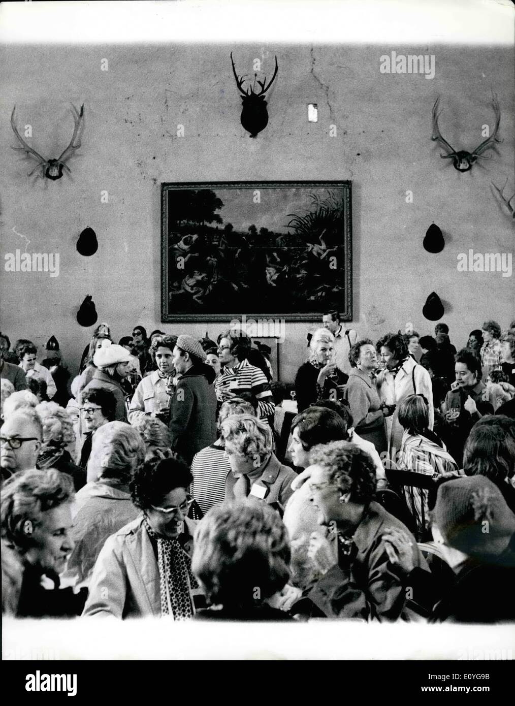 Apr. 04, 1970 - American Radio e TV le donne "festa" in impostazione medievale. In modo appropriato per la Chiesa di San Giorgio il giorno, 200 membri del Foto Stock