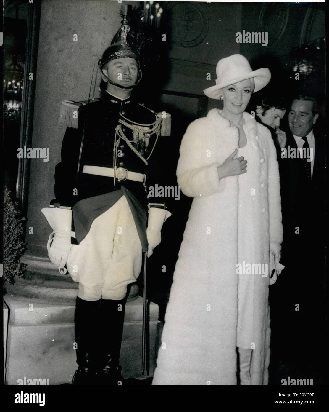 Apr. 04, 1970 - Presidente POMPIDOU GETTA PARTE PER MOSTRARE E ARTE personaggi famosi cantanti, attrice, artisti e COMPOSETRS erano ospiti al partito svoltasi presso l'Elysee Palace la scorsa notte. OPS: indossando un MAX BIANCO MINIERA MAXI cappotto e BOLERO HAT PER CORRISPONDERE LUDMILLA TCHERINA, il ballerino FMAOUS, raffigurato all'arrivo presso l'Elysee Palace la scorsa notte. Foto Stock Apr. 04, 1970 - Presidente POMPIDOU GETTA PARTE PER MOSTRARE E ARTE personaggi famosi cantanti, attrice, artisti e COMPOSETRS erano ospiti al partito svoltasi presso l'Elysee Palace la scorsa notte. OPS: indossando un MAX BIANCO MINIERA MAXI cappotto e BOLERO HAT PER CORRISPONDERE LUDMILLA TCHERINA, il ballerino FMAOUS, raffigurato all'arrivo presso l'Elysee Palace la scorsa notte. Foto Stock