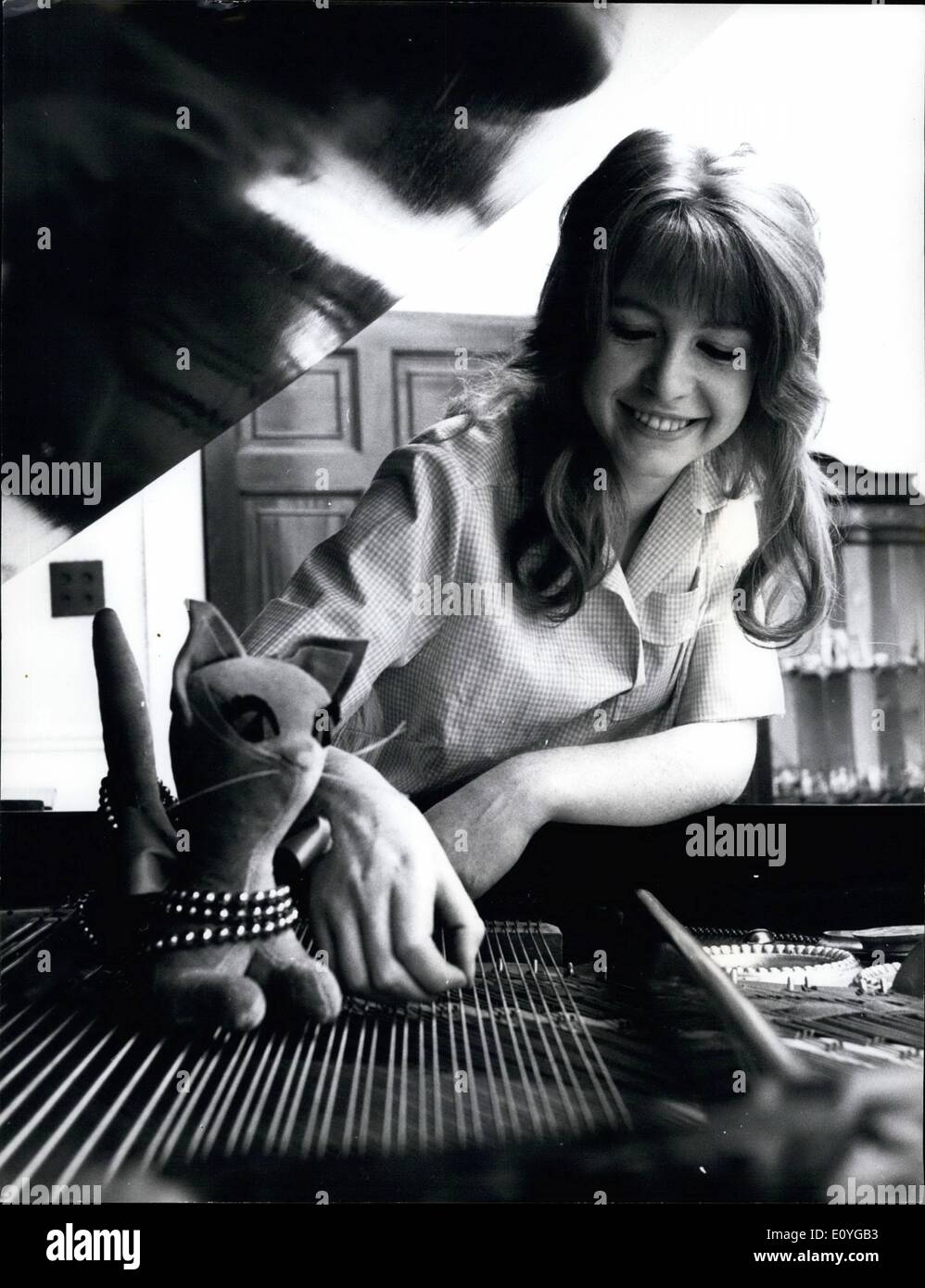 Apr. 04, 1970 - Jane Asher a casa: Pretty Jane Asher visto qui nella sua casa di Londra tra i suoi propri possedimenti. Voci di Foto Stock