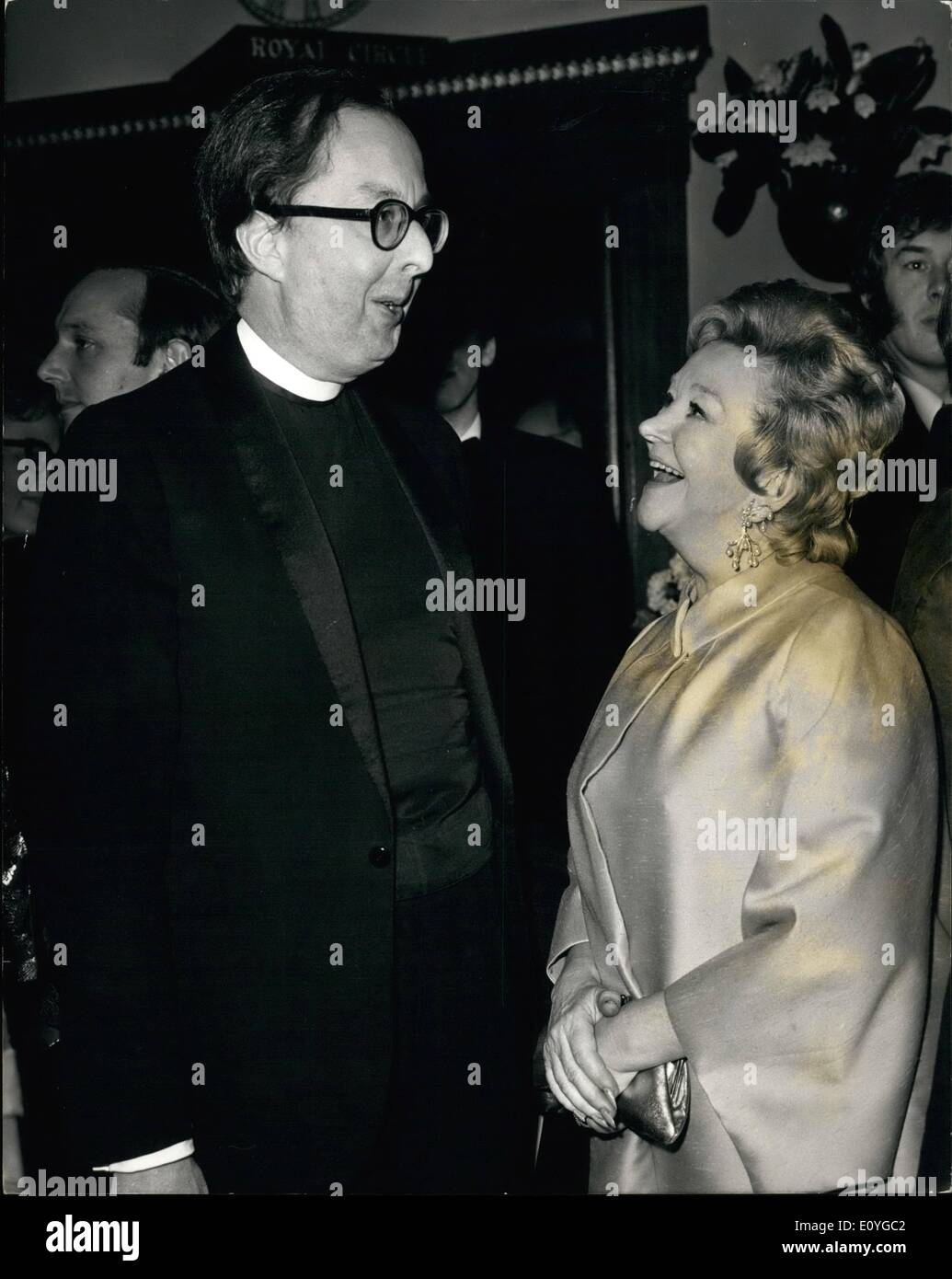 Apr. 04, 1970 - Il sacerdote che riproduce un sacerdote. Londra : Attrice Beryl Reid chat di destra per il Rev. Charles Sinnickson 48, prima Foto Stock