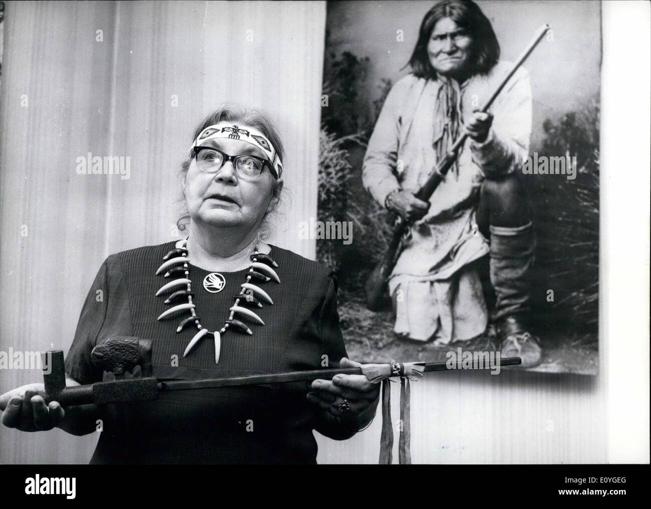Apr. 04, 1970 - Questo tubo di cerimoniale... ... È presente a partire dal film di Winnetou Pierre Brice per Klare Iwowski (la nostra immagine per mostrare Foto Stock