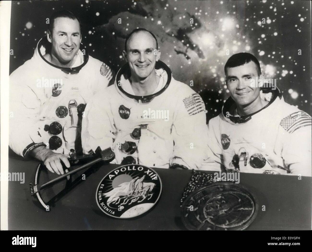 Apr. 11, 1970 - Settimo manned Apollo equipaggio: i membri del primo equipaggio dell'Apollo 13 atterraggio lunare di missione sono (l a r), gli astronauti James A. Lovell; Thomas K. Mattingly, e Fred W. Haise. Essi sono seduti davanti ad una scena della nebulosa laguna, con le insegne della missione e due elementi di inizio navigazione in primo piano. Rappresentato in Apollo 14 emblema (centro) è Apollo, dio Sole della mitologia greca, a simboleggiare che i voli Apollo hanno esteso la luce della conoscenza per tutti gli uomini Foto Stock