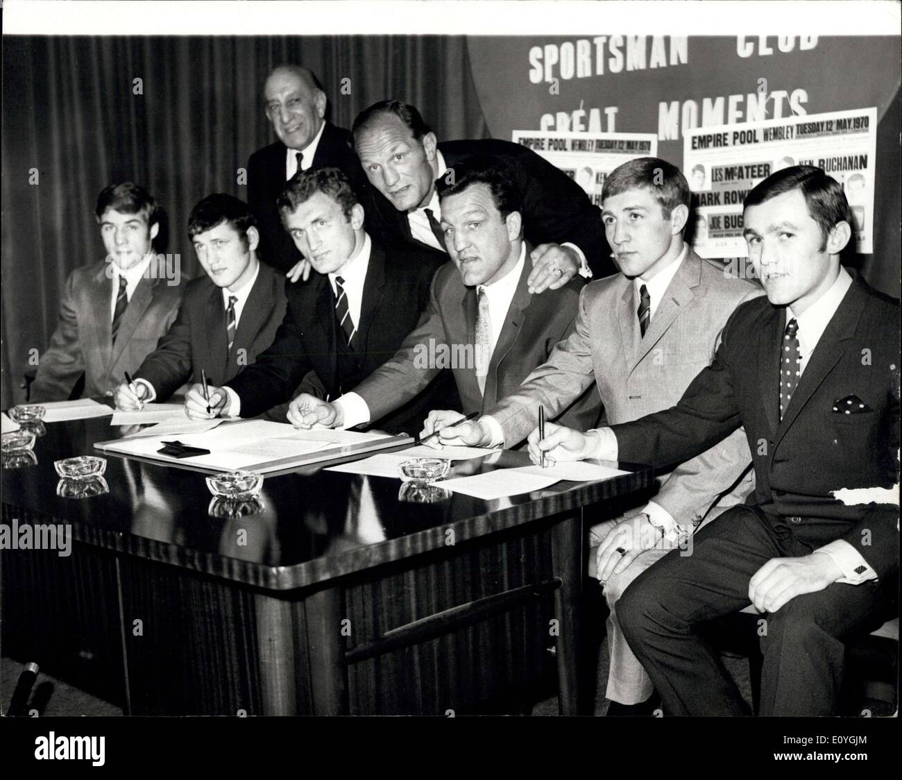 Apr. 23, 1970 - firma contratti per Wembley combatte - Keystone Mostra fotografica di:- visto la firma di contratti per le loro lotte a Wembly Foto Stock