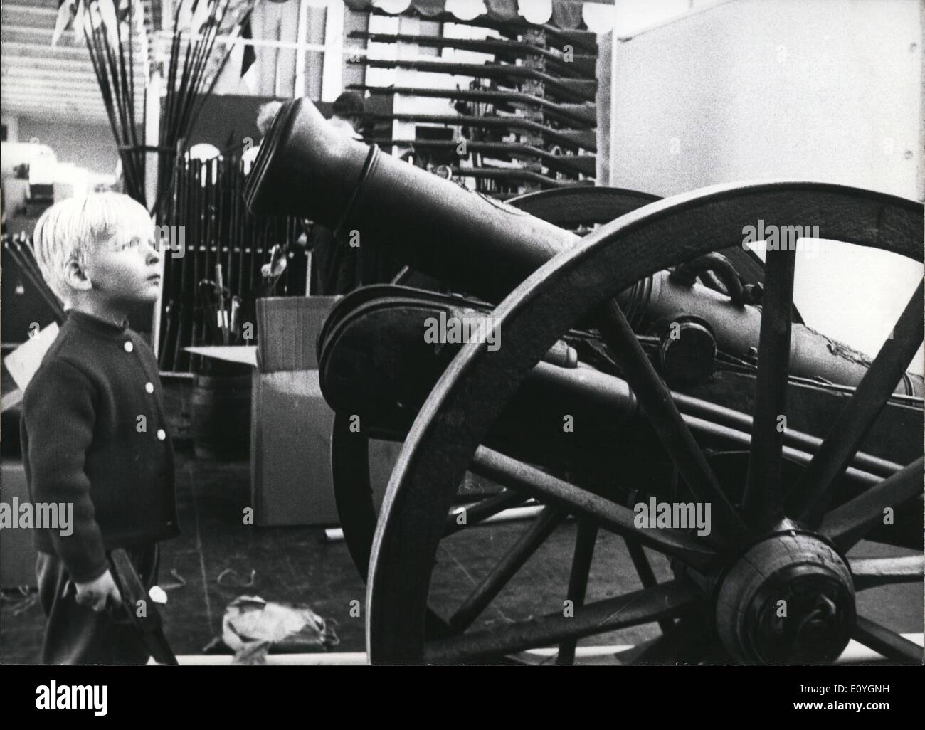 05 maggio 1970 - un cannone di yore... è quello che il ragazzino sta guardando con grande interesse. Si tratta di un Tedesco cosiddetta mezza libbra museruola - caricatore cannon a partire dall'anno 1820 e di ghisa decorate con ricchi ornamenti. Esso può essere visto in modo - chiamato terzo tedesco stock di armi una mostra di armi che avvengono in Stoccarda (Killesberg) al presente. Ci molti collezionisti e appassionati delle armi si incontreranno. Foto Stock