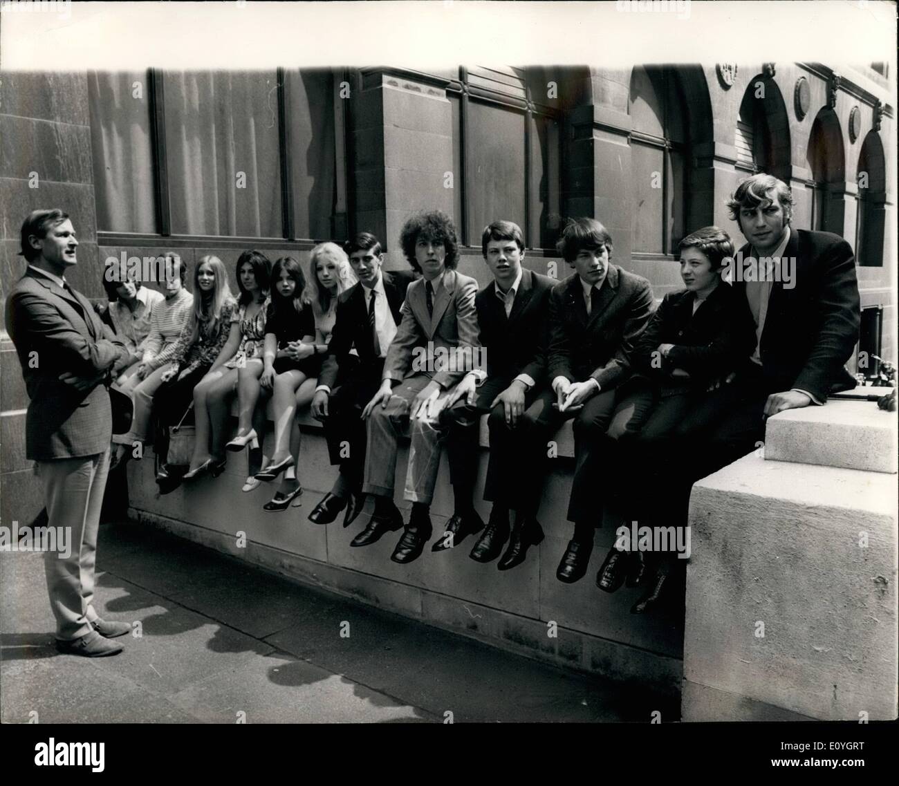 Maggio 05, 1970 - Laurea Peter Lloyd Jeffcock e la sua famiglia di dodici frequentare la reception per la pubblicazione della sua biografia: Il Sig. Lloyd Jeffcock, il solo corso di laurea mai con successo dal punto di vista giuridico e di favorire una famiglia di dodici figli, sei ragazzi e sei ragazze, oggi frequentato una pressa la reception con la sua famiglia al Waldorf Hotel di Londra in occasione del publicatin della sua biografia "Solo zio''. Peter Lloyd Jeffcock, pubblico scolaro, guerra-tempo R.A.F. officer, ex-station wagon manager, sognato di dare una casa, nel senso pieno della parola, ai bambini bisognosi Foto Stock