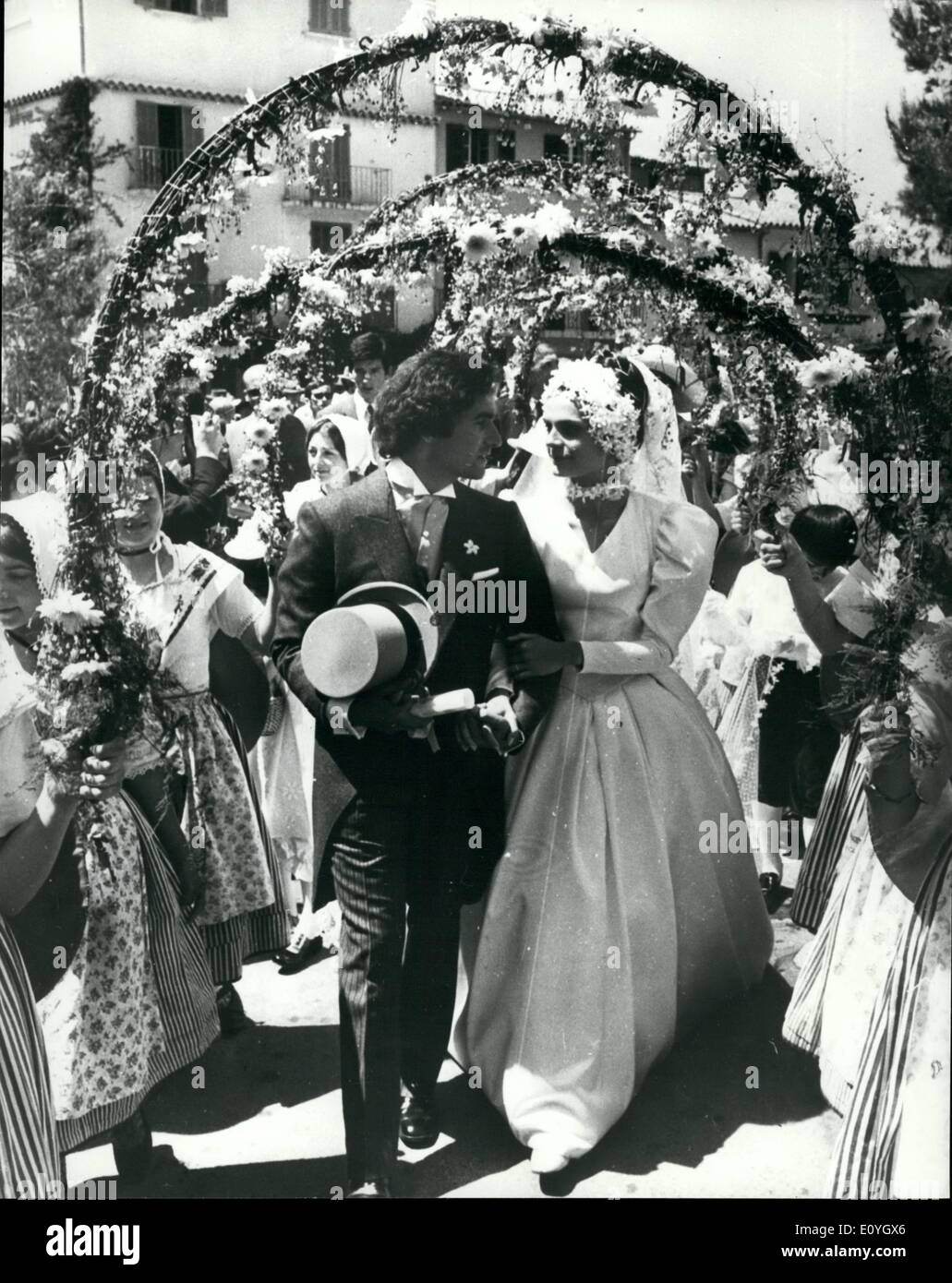 Maggio 05, 1970 - Arco nuziale di fiori. Michel Raimon, 26-enne figlio di Alexandre, il parrucchiere e la sua sposa, 22-anno-vecchio Evelyne de Beschart, a piedi attraverso un arco floreale, dopo il loro matrimonio durante il fine settimana a Saint tropi. H.Keystone Foto Stock