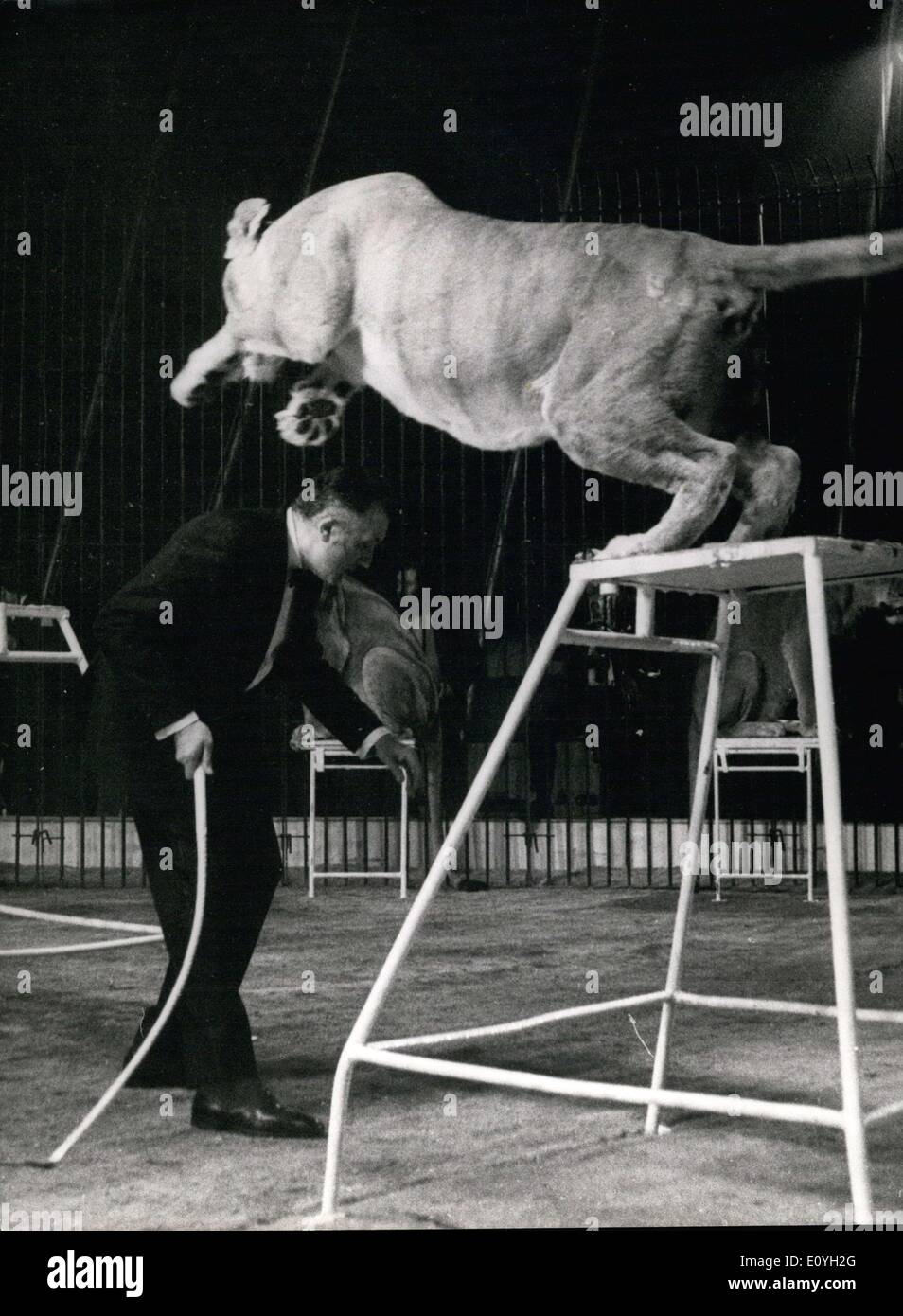 Maggio 06, 1970 - Jean Richard, che è un membro del cast di ''Quatre pezzi sur jardin'' in un teatro Parigino, ha dato un concerto speciale in Lion gabbia sotto una tenda del circo a Parigi a Place Beaubourg. Foto Stock