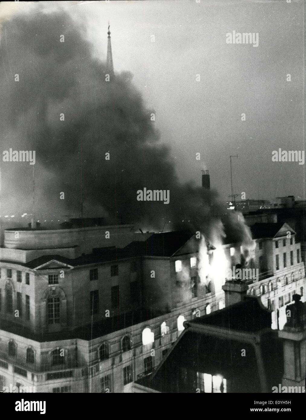 19 maggio 1970 - incendio presso agenzia di notizie di edificio. Fire spazzato i piani alti della Press Association edificio in Fleet Street la scorsa notte arrestare l'uscita di notizie di telescrivente a giornali e televisione e stazioni radio di tutto il mondo. Quattro centinaia di persone sono state evacuate dal palazzo che ospita anche Reuters e altre agenzie. Foto Stock