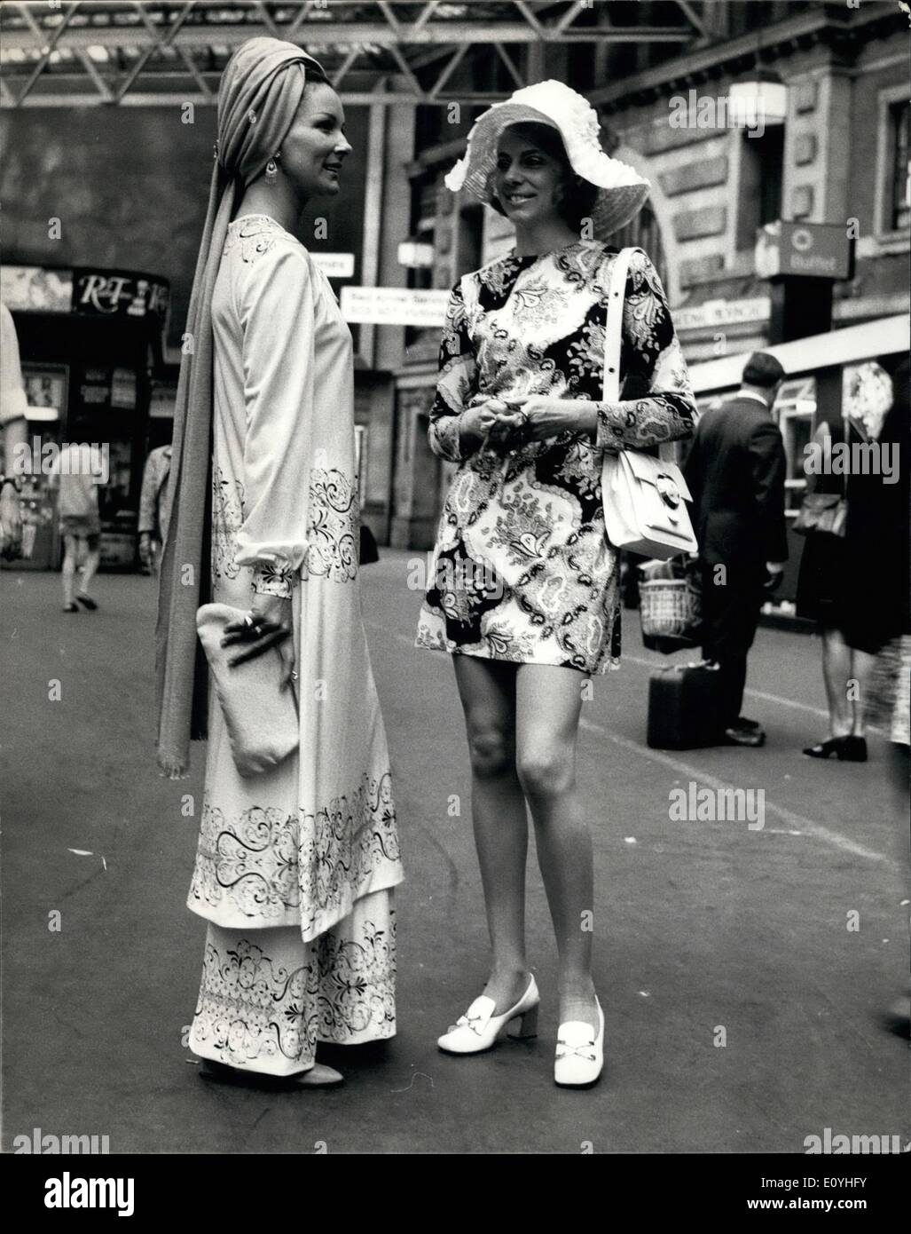 Giugno 06, 1970 - Gold Cup giorno a Ascot - Mode partono dalla stazione di Waterloo.: uno stile orientale vestito completo con turbante è visto qui indossato dalla sig.ra T. Littlejohn Cook che è raffigurato con un amico Miss Josette sacerdote, sia del Brasile, quando hanno lasciato la stazione di Waterloo oggi per l'Ascot Gold Cup riunione. Foto Stock