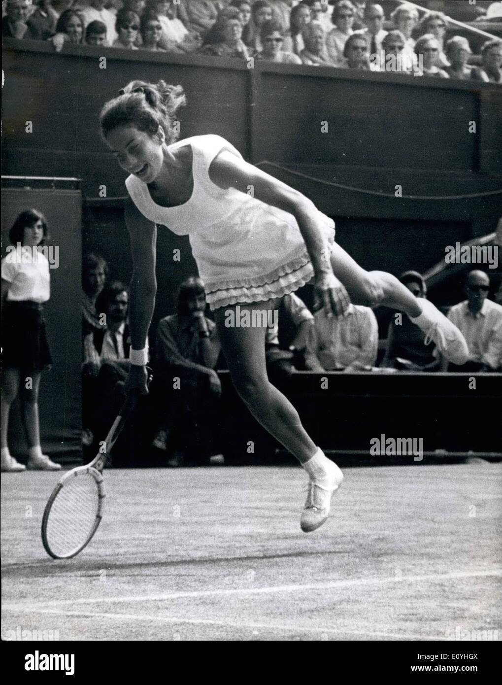Giugno 06, 1970 - Wightman Cup a Wimbledon USA battere la Gran Bretagna 4-3 V. Wade V.N. Richey. La foto mostra V Wade G.B. visto nel giocare contro N. Richey USA. Durante la Wightman Cup a Wimbledon oggi. America ha vinto 4-3. Foto Stock